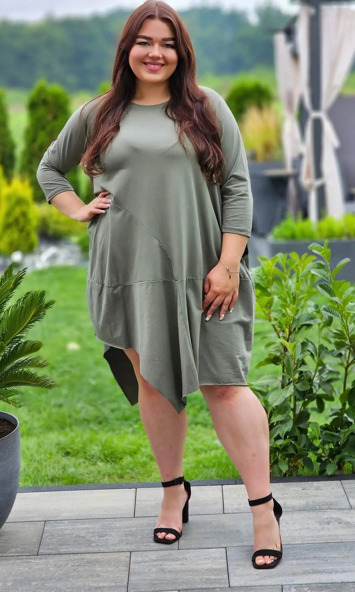 Sukienka z asymetrycznym dołem Stylowa XL