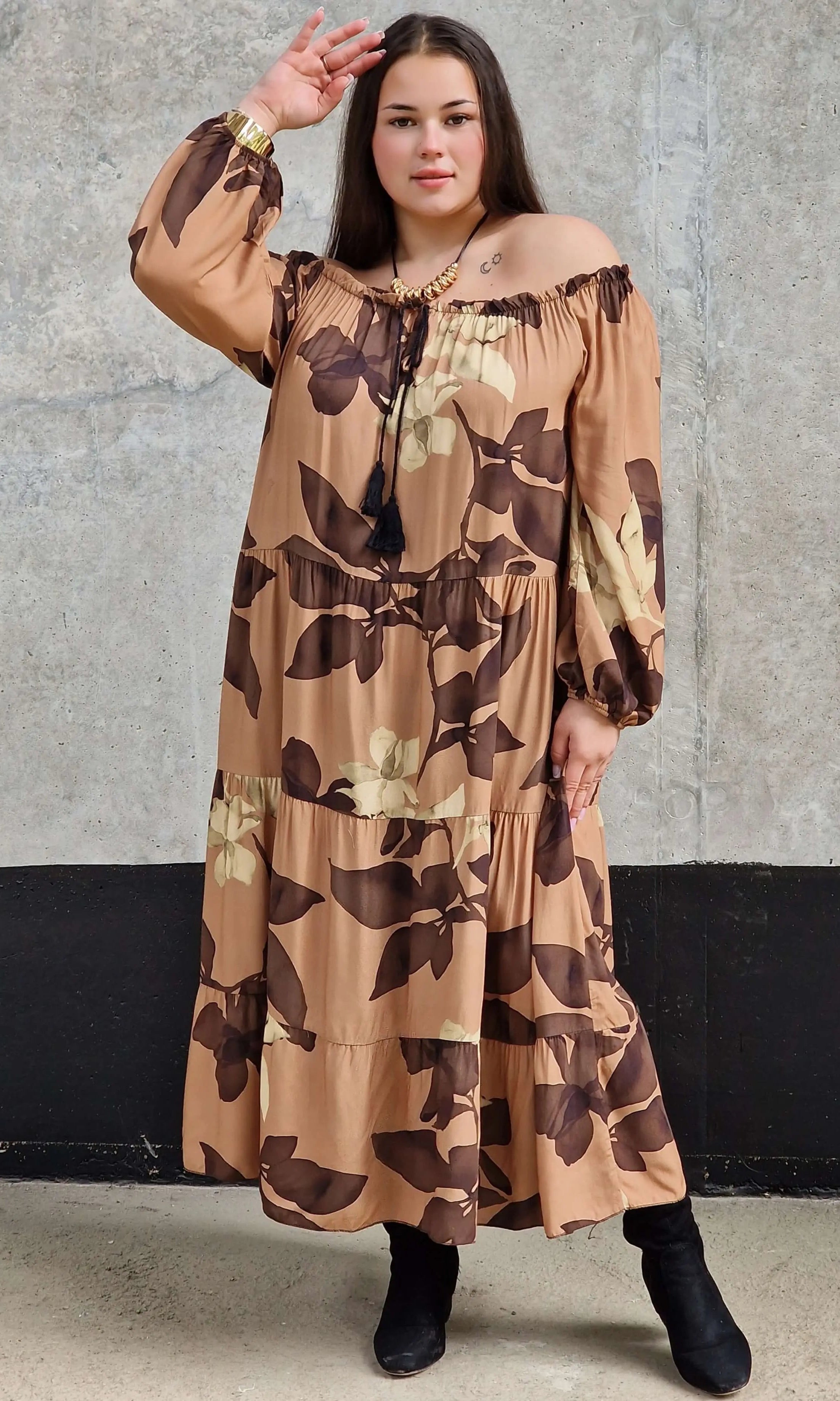 Sukienka z brązowym wzorem Stylowa XL