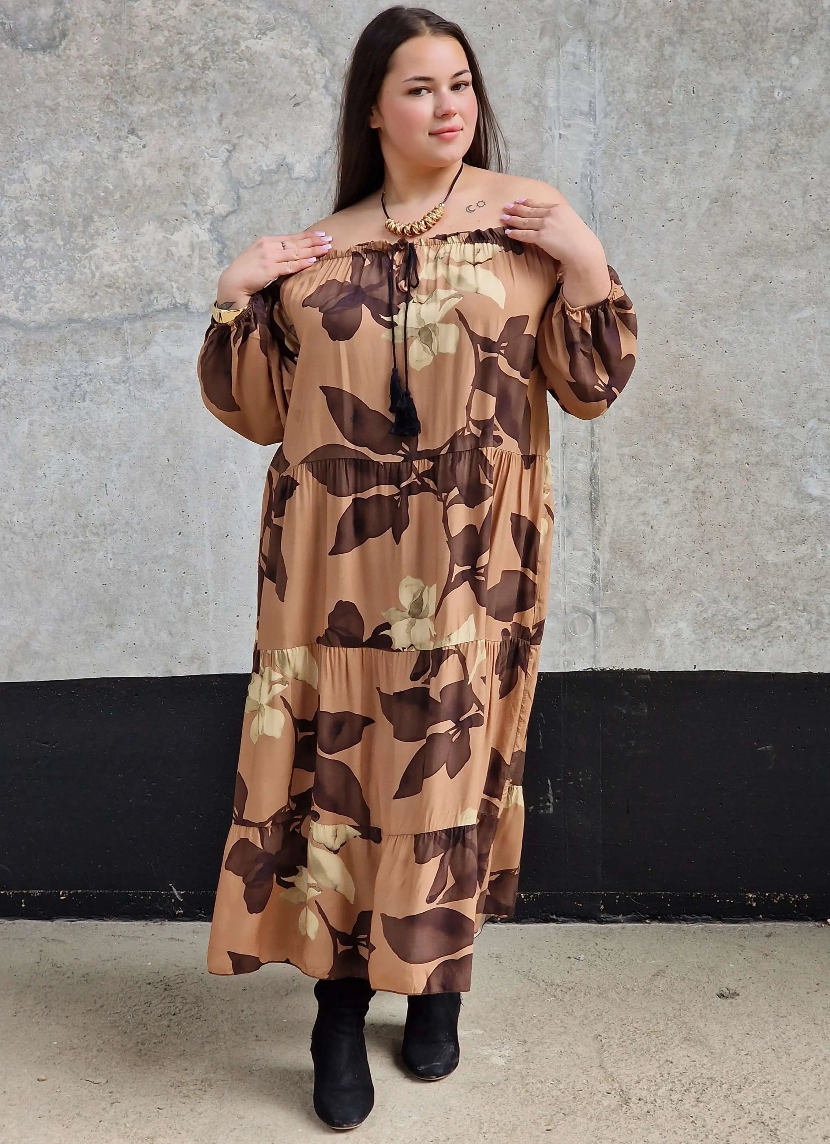 Sukienka z brązowym wzorem Stylowa XL