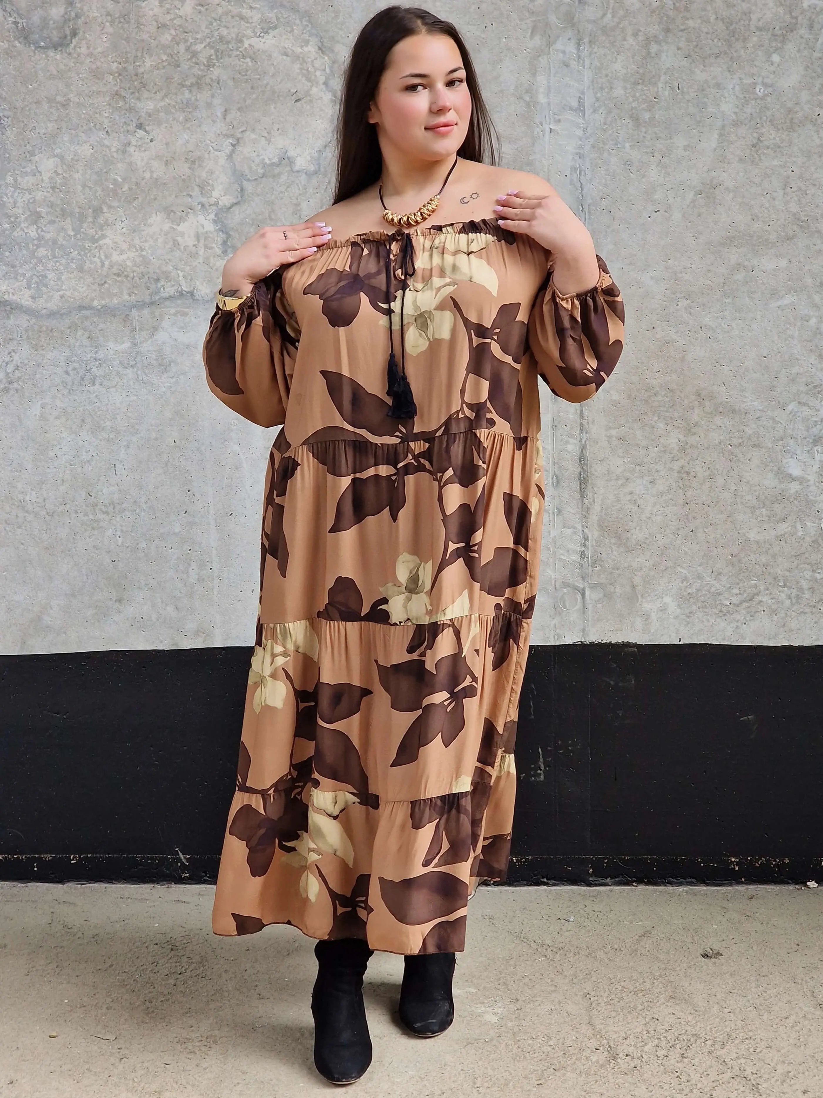 Sukienka z brązowym wzorem Stylowa XL