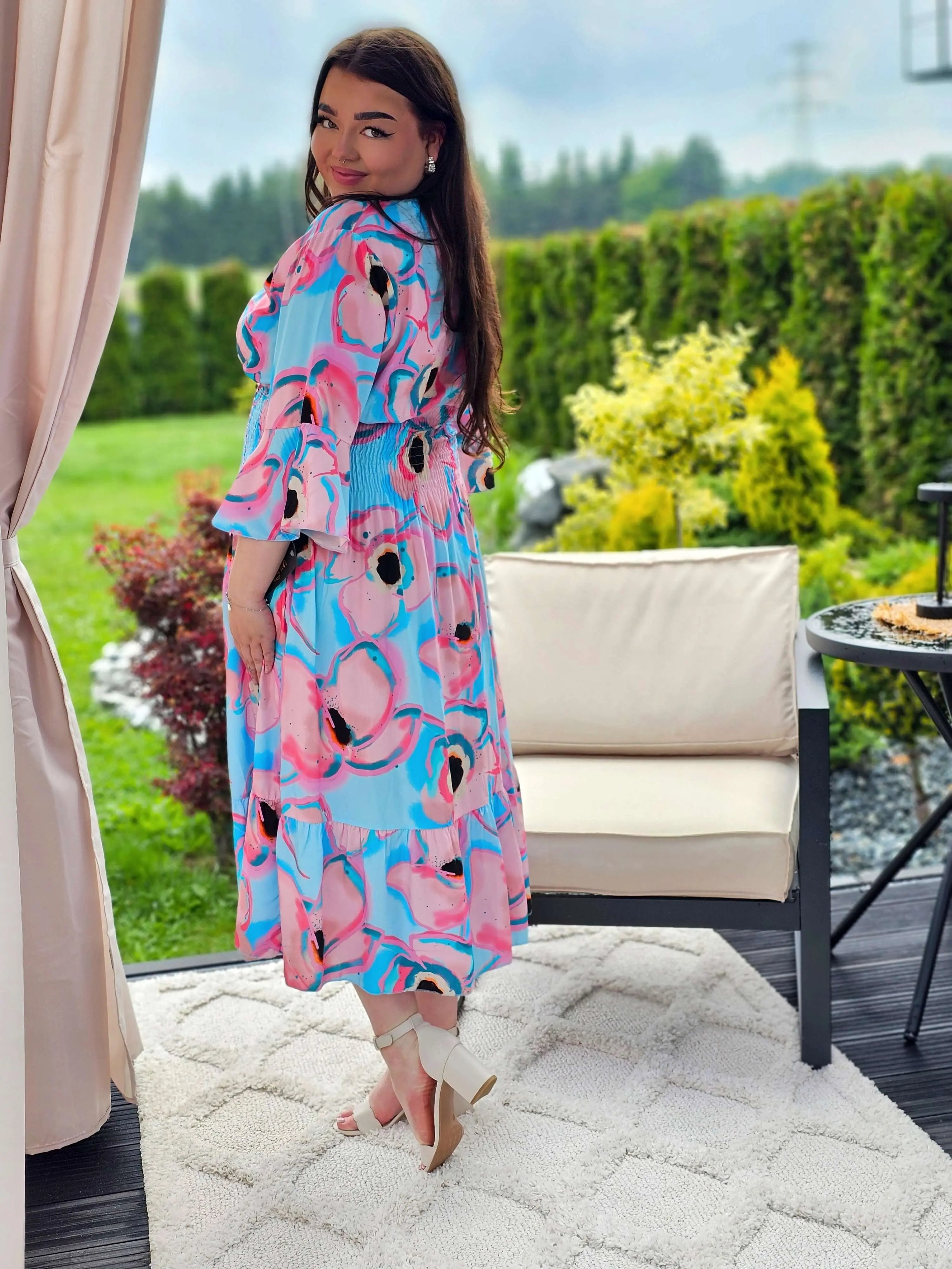 Sukienka z dekoltem V z gumka w tali , wzór po całości - dwa kolory Stylowa XL