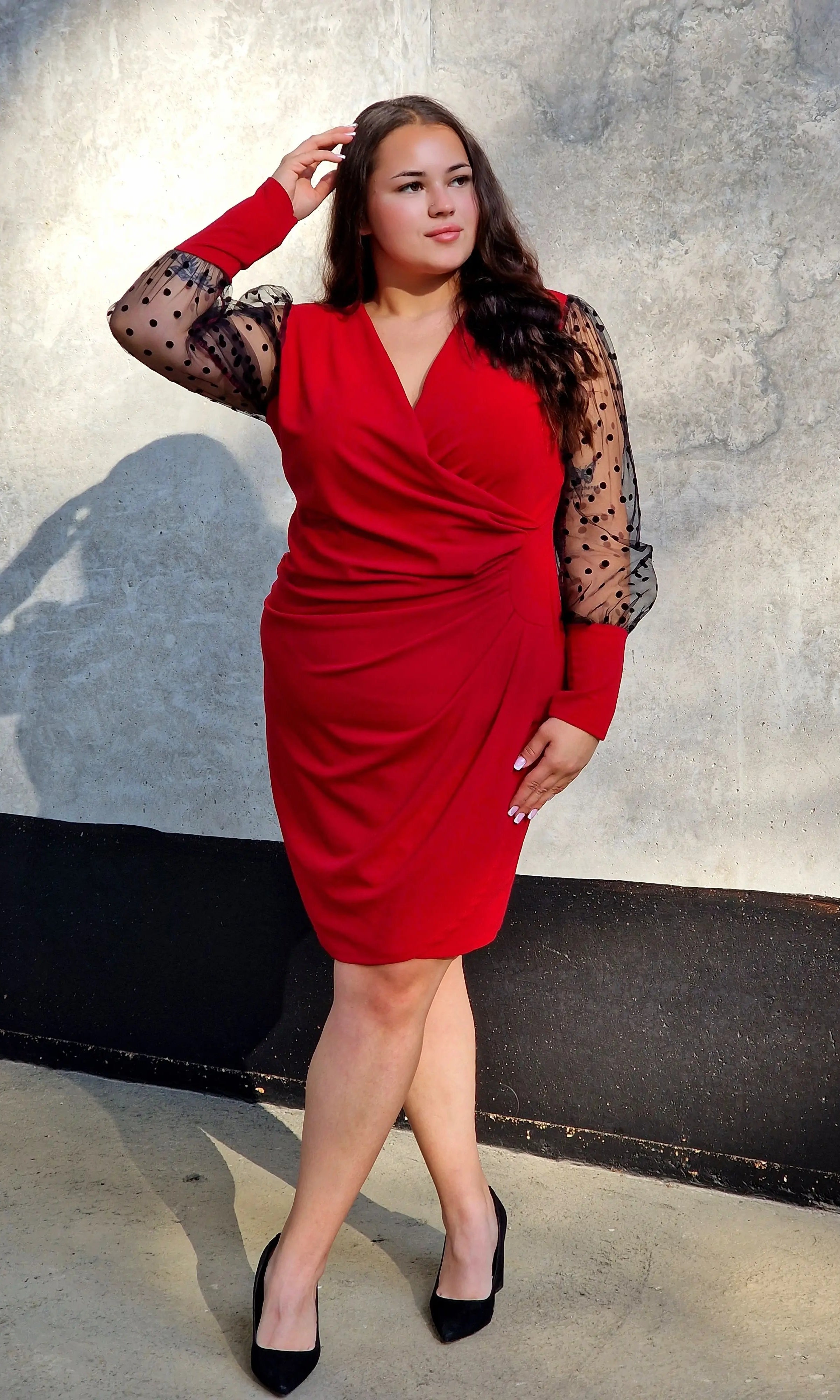 Sukienka z efektownym drapowaniem i eleganckimi rękawami Stylowa XL