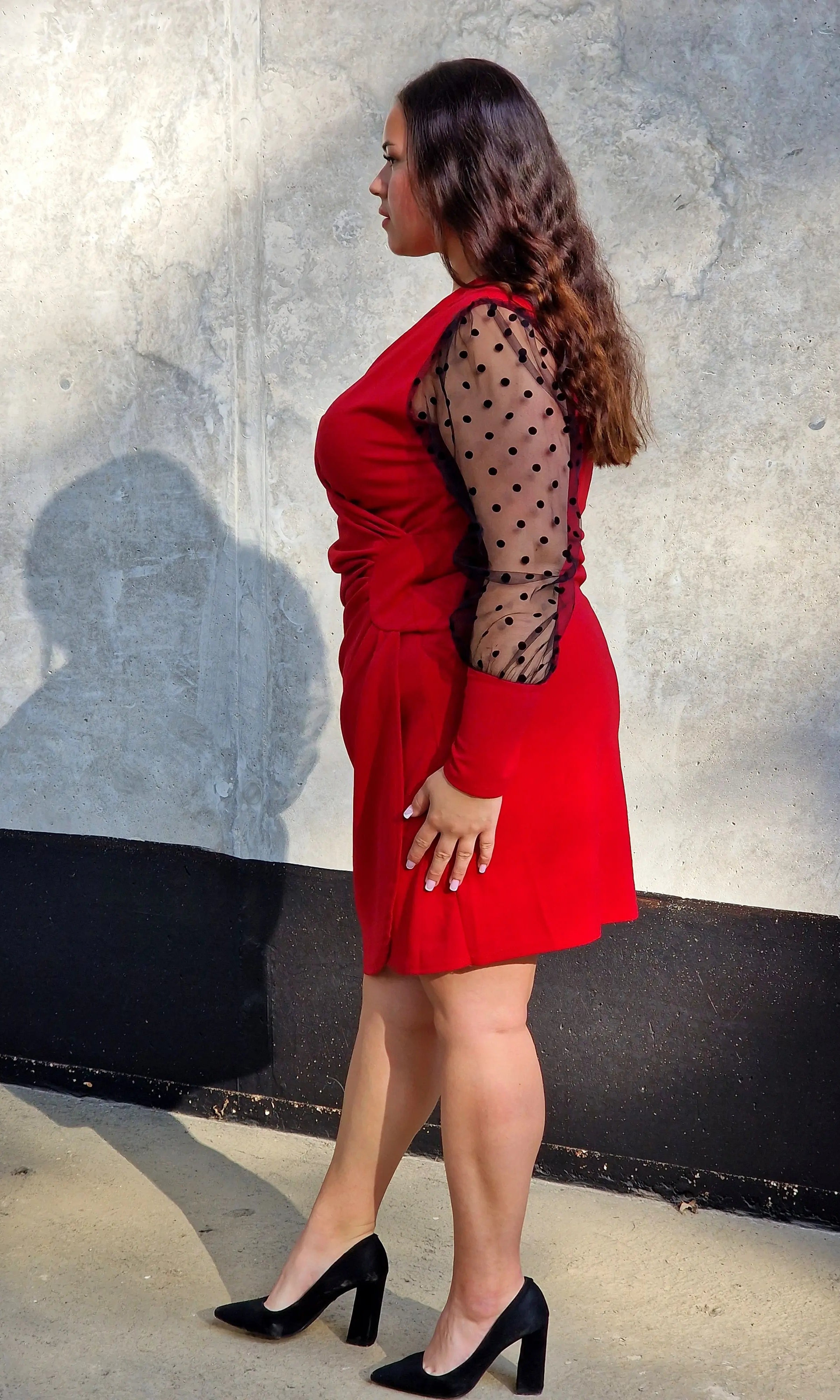 Sukienka z efektownym drapowaniem i eleganckimi rękawami Stylowa XL