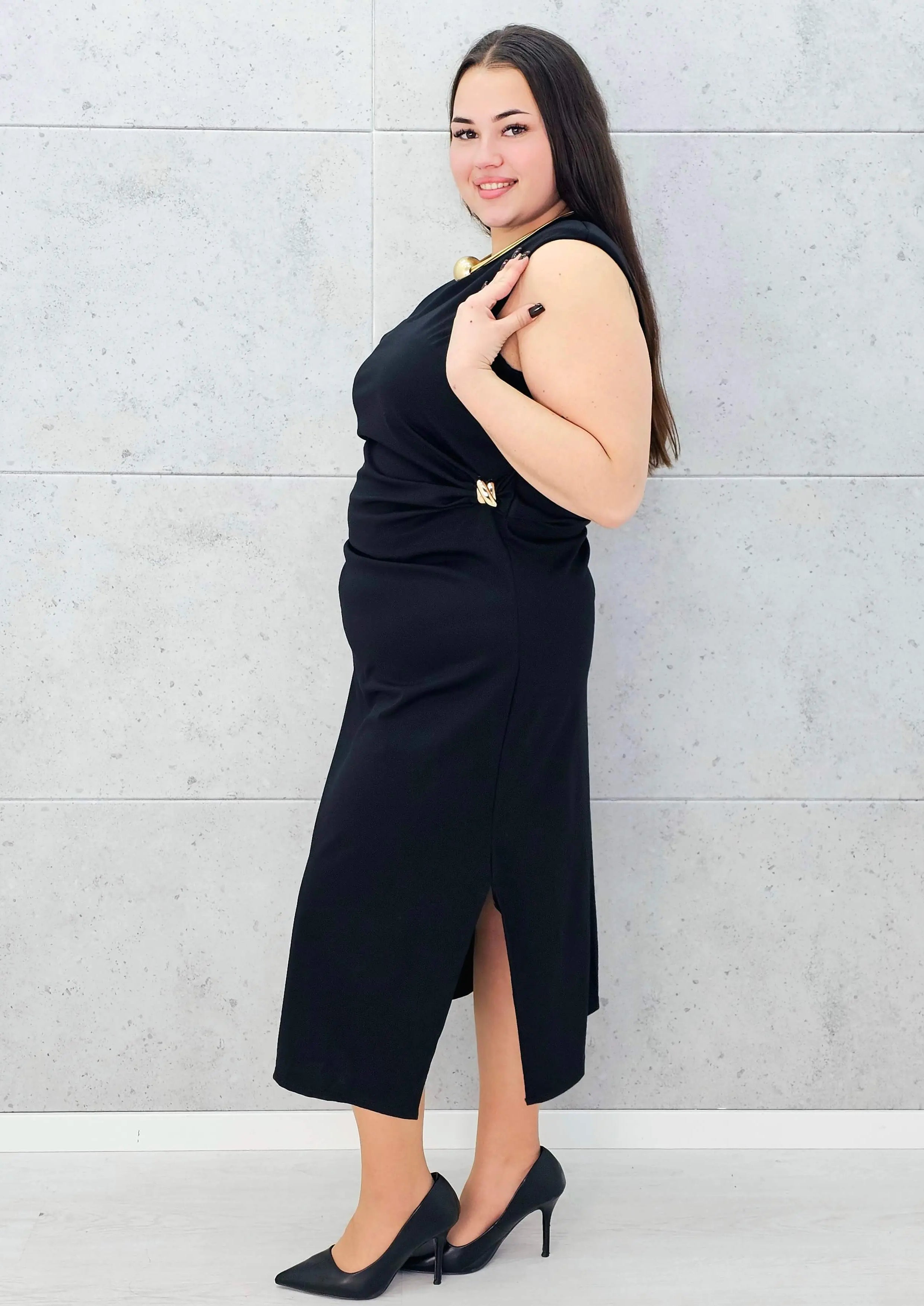 Sukienka z eleganckim marszczeniem i złotą ozdobą Stylowa XL