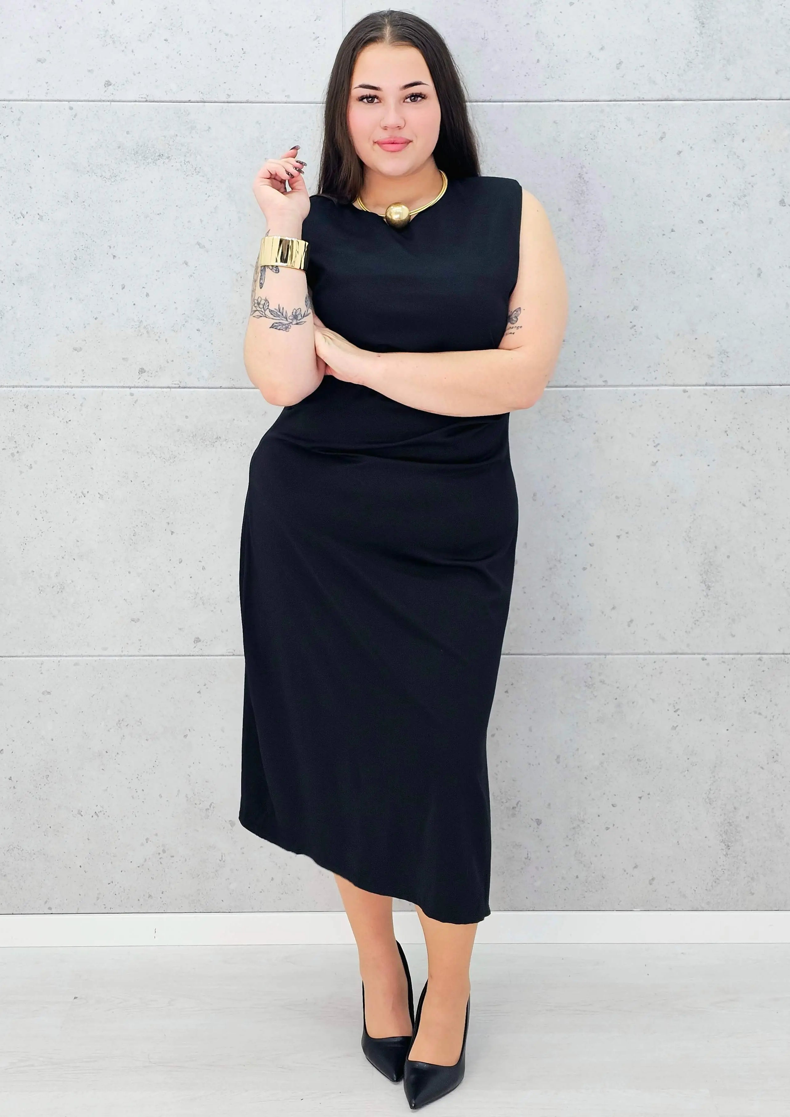 Sukienka z eleganckim marszczeniem i złotą ozdobą Stylowa XL