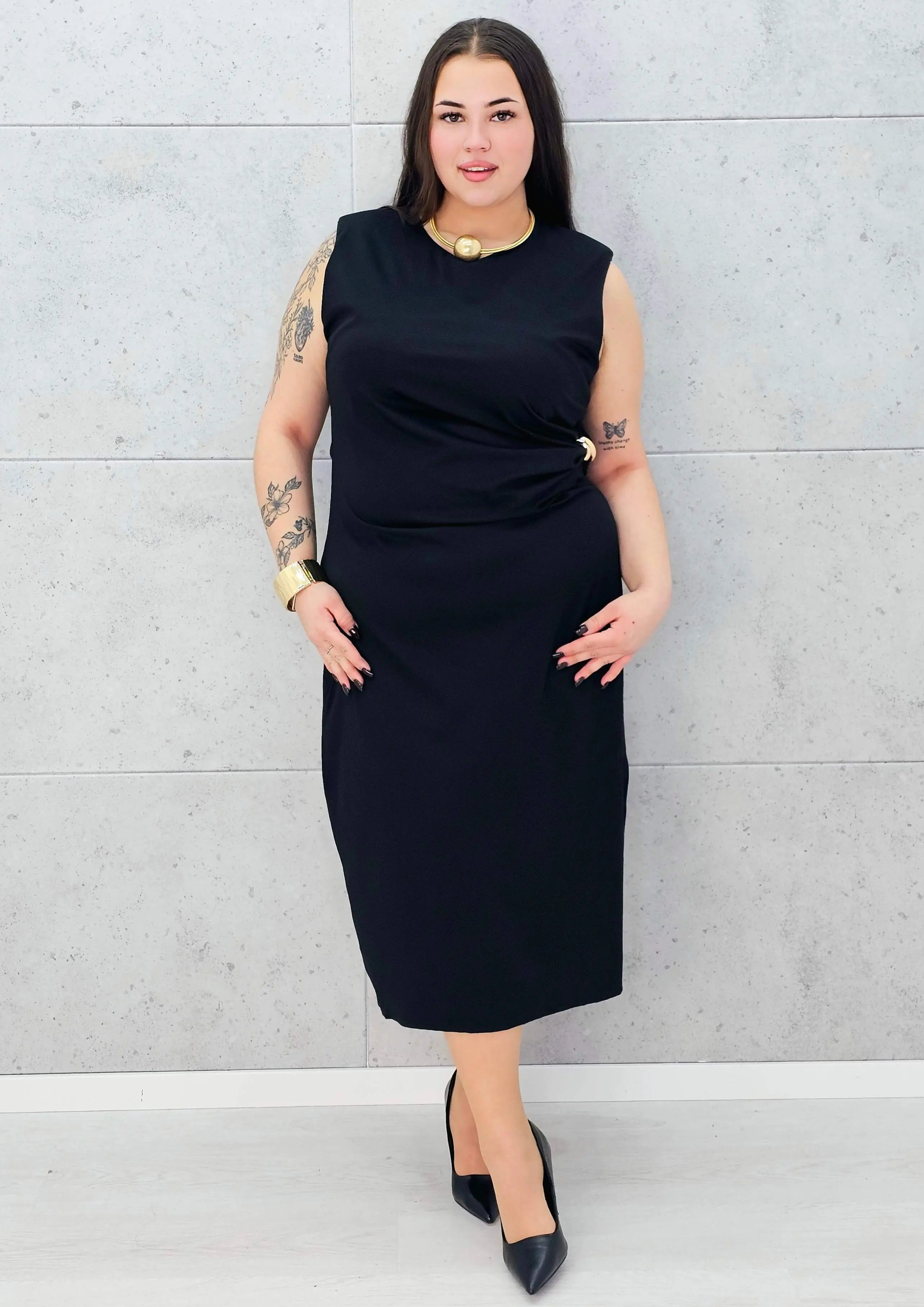 Sukienka z eleganckim marszczeniem i złotą ozdobą Stylowa XL