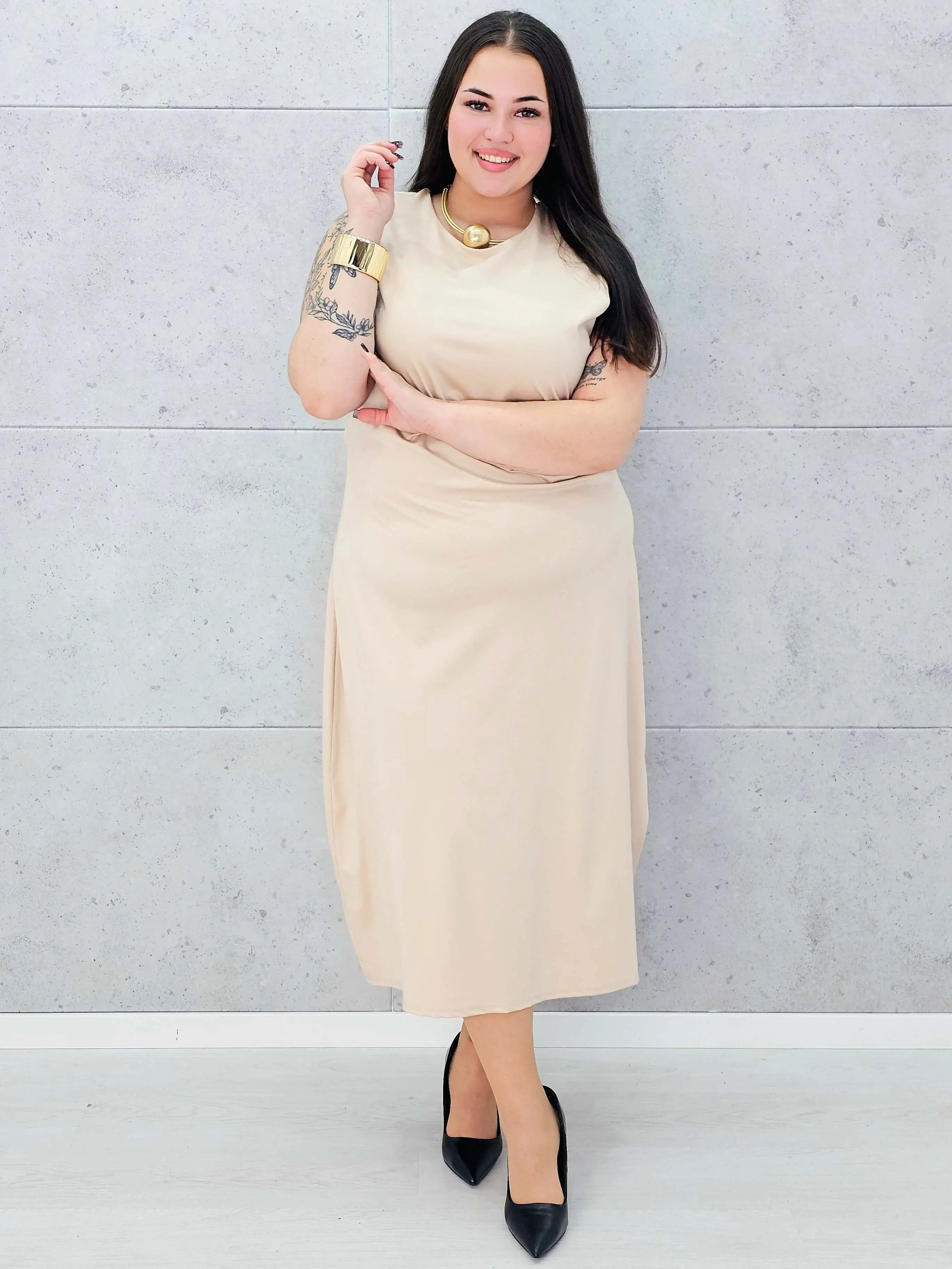 Sukienka z eleganckim marszczeniem i złotą ozdobą Stylowa XL