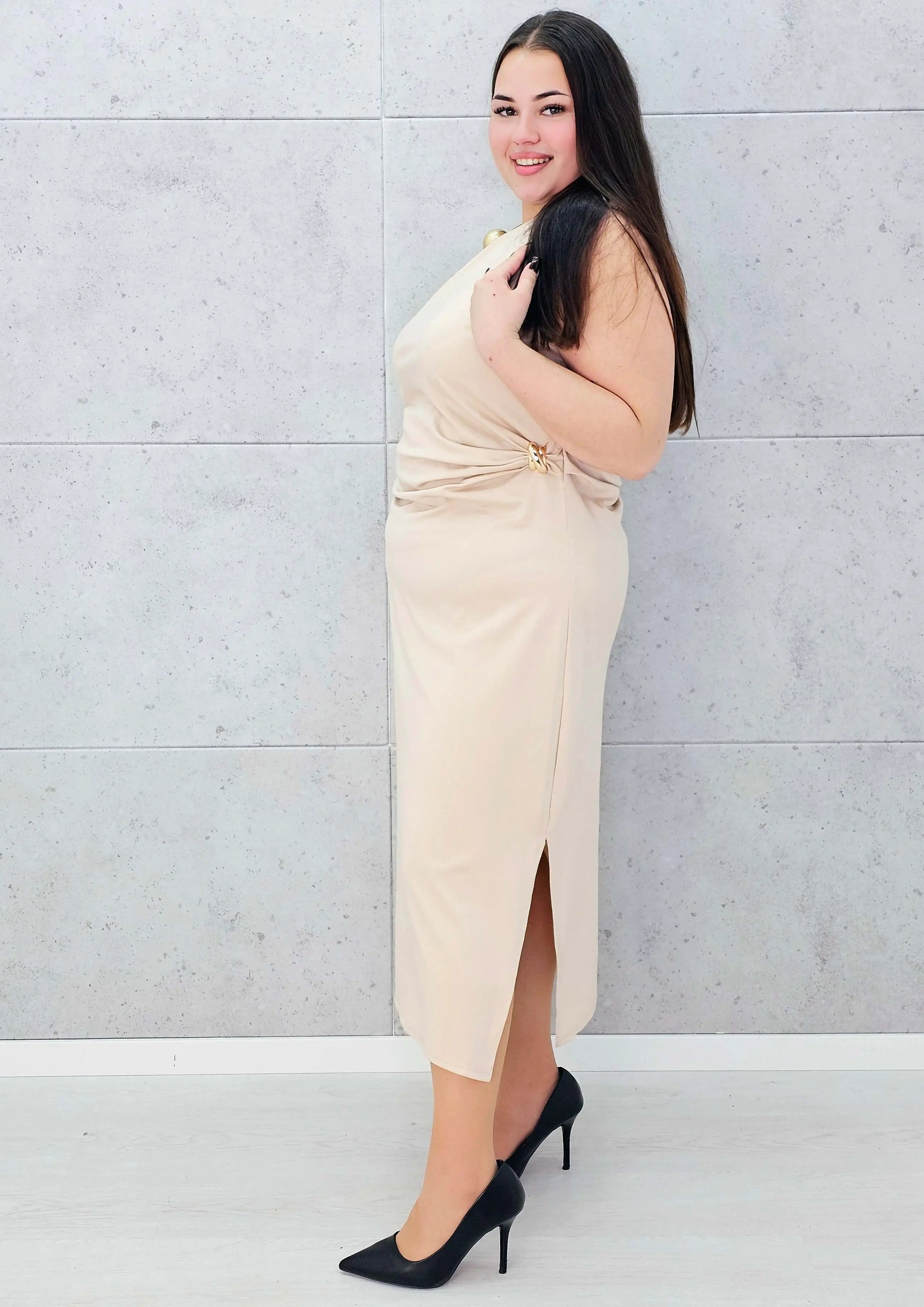 Sukienka z eleganckim marszczeniem i złotą ozdobą Stylowa XL