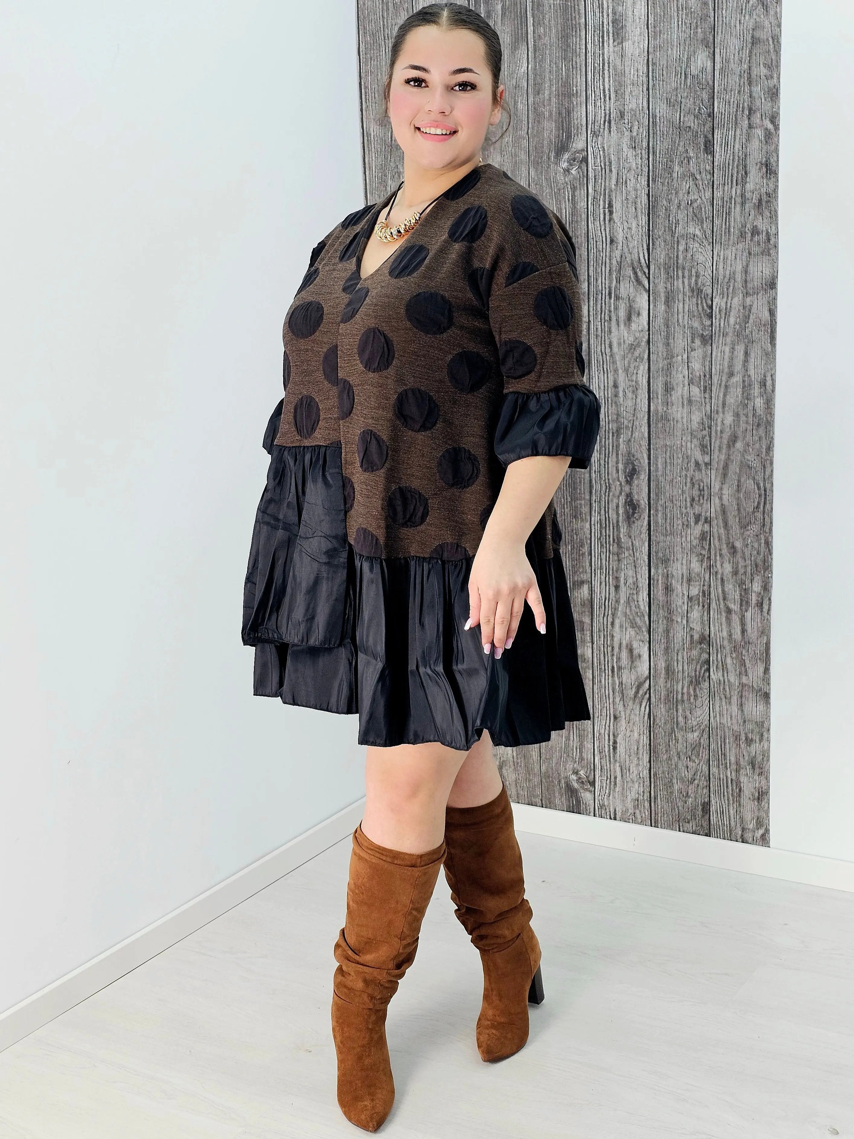 Sukienka z falbanami i groszkowym printem Stylowa XL