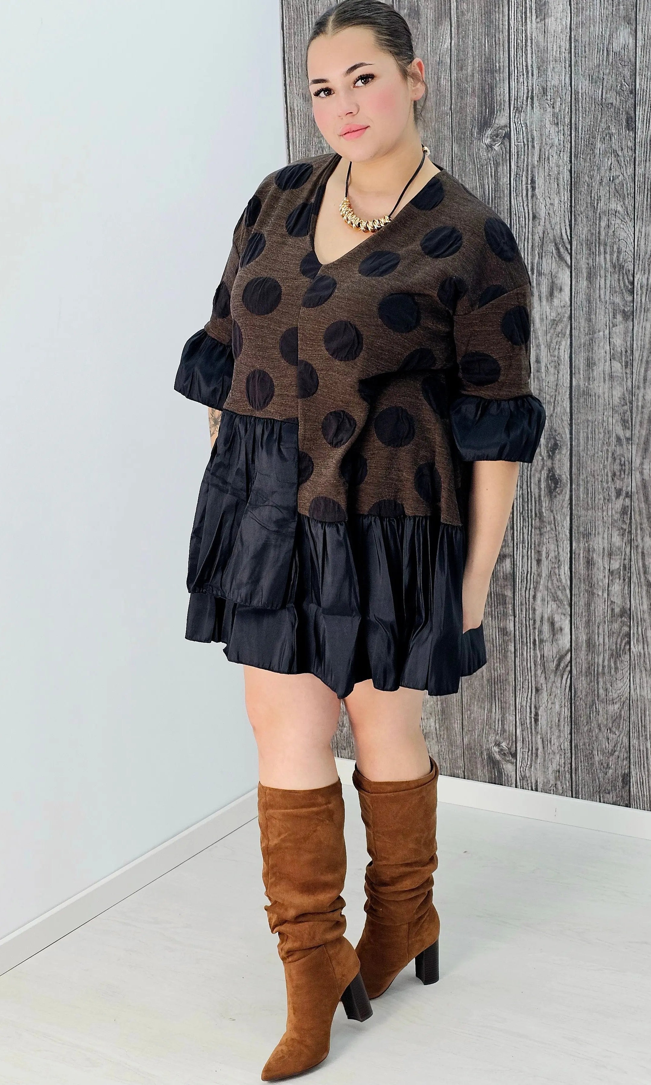 Sukienka z falbanami i groszkowym printem Stylowa XL