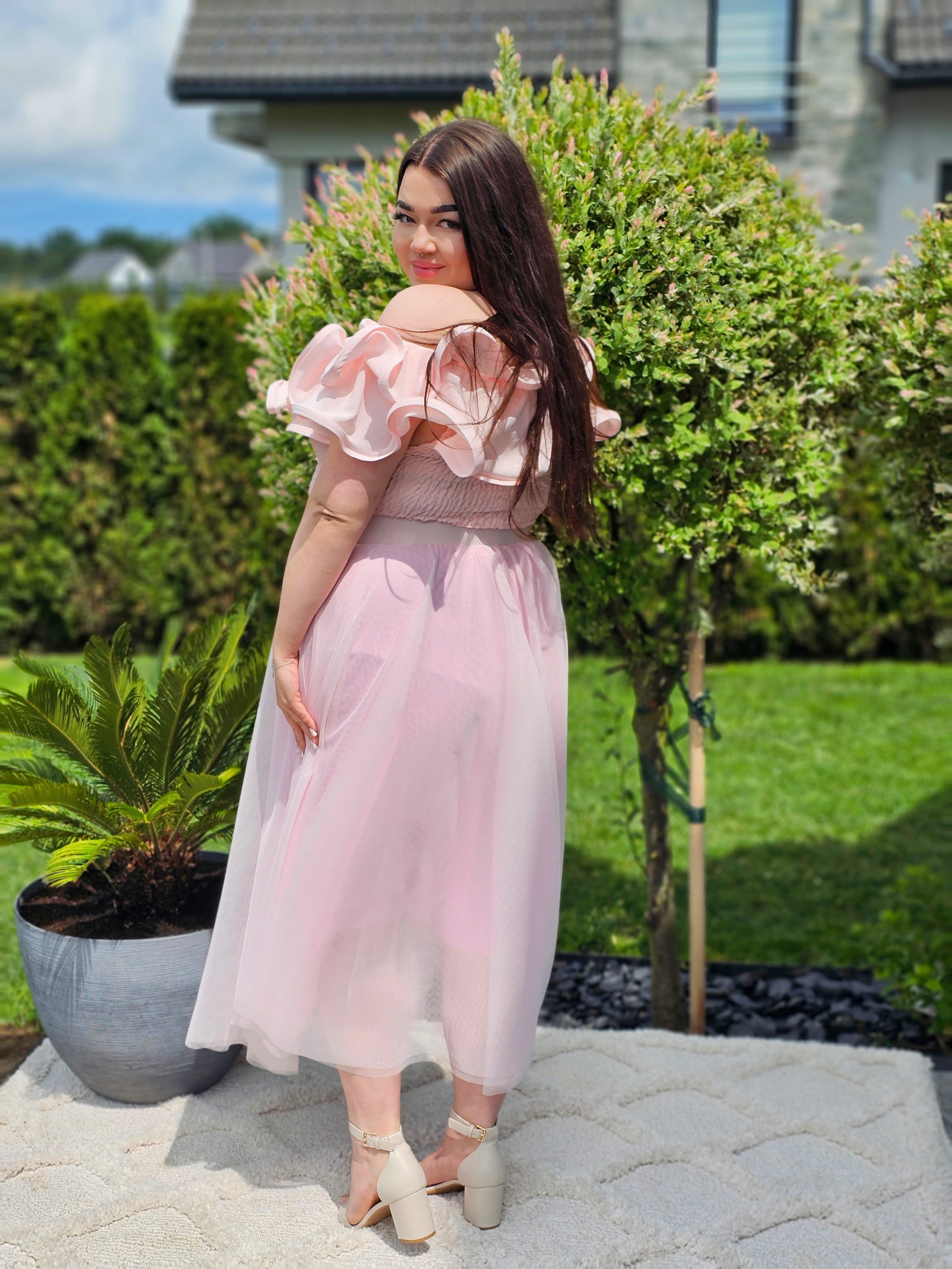 Sukienka z falbanami i tiulem – lekkość i kobiecy szyk Stylowa XL