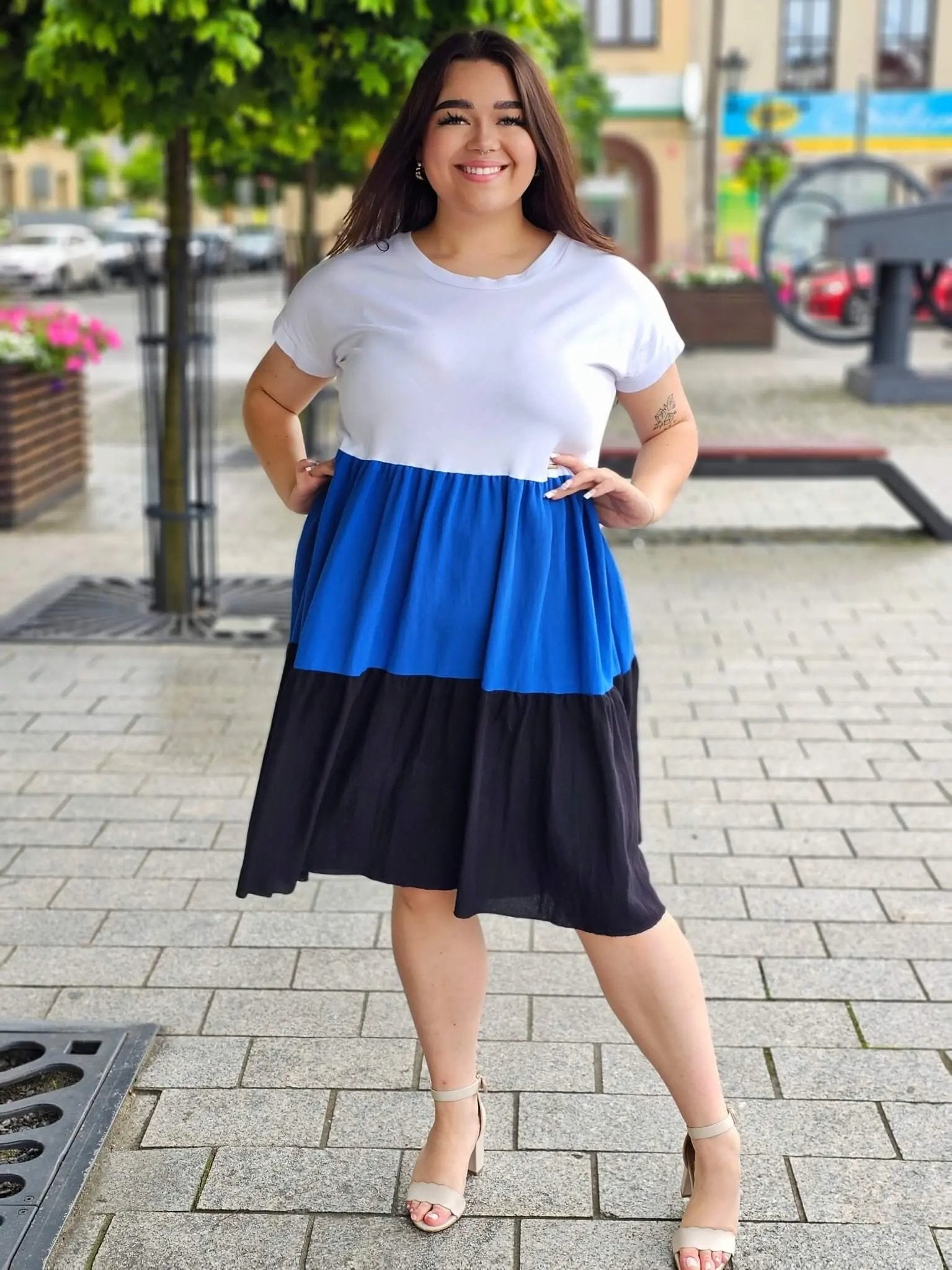 Sukienka z falbanowym dołem Stylowa XL