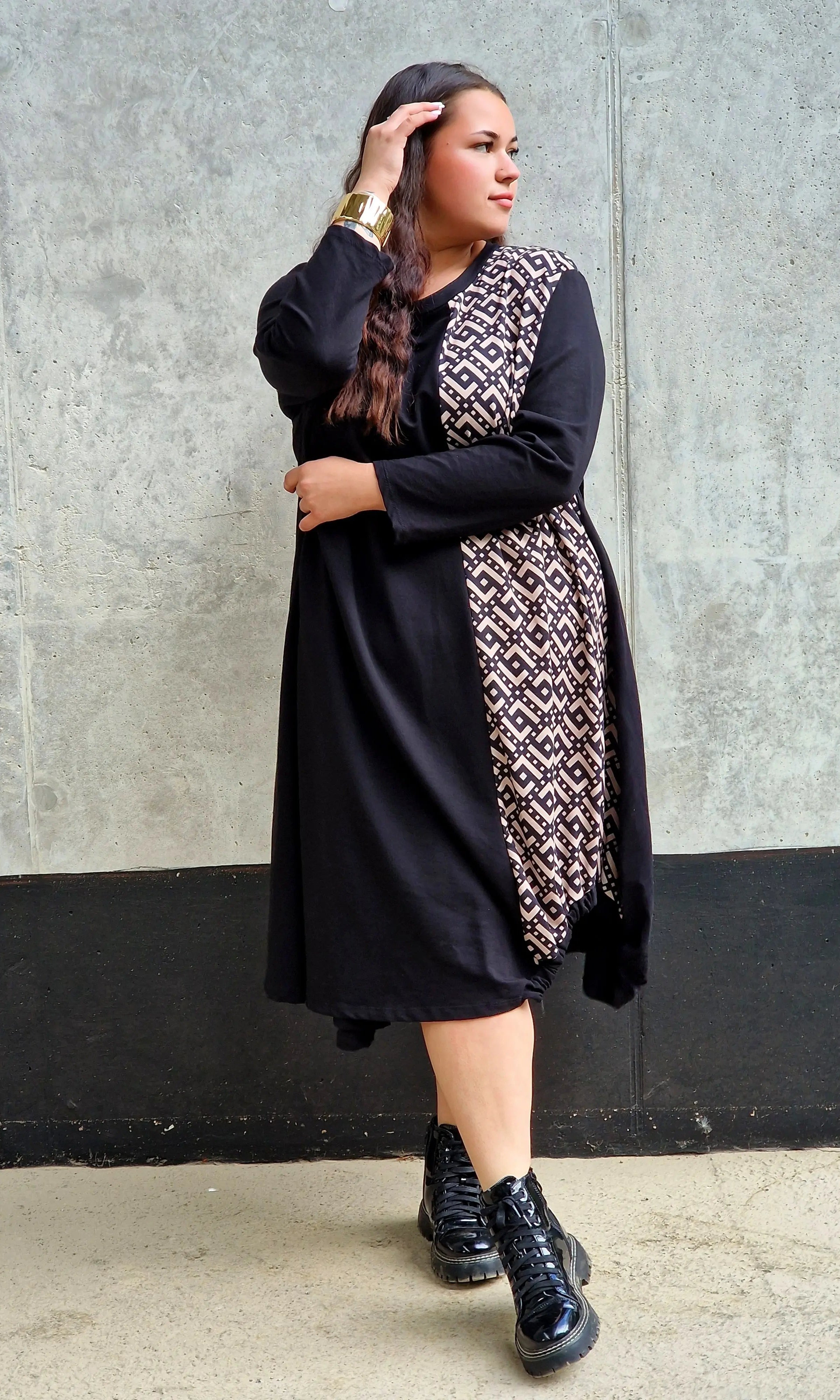 Sukienka z geometryczną wstawką Stylowa XL