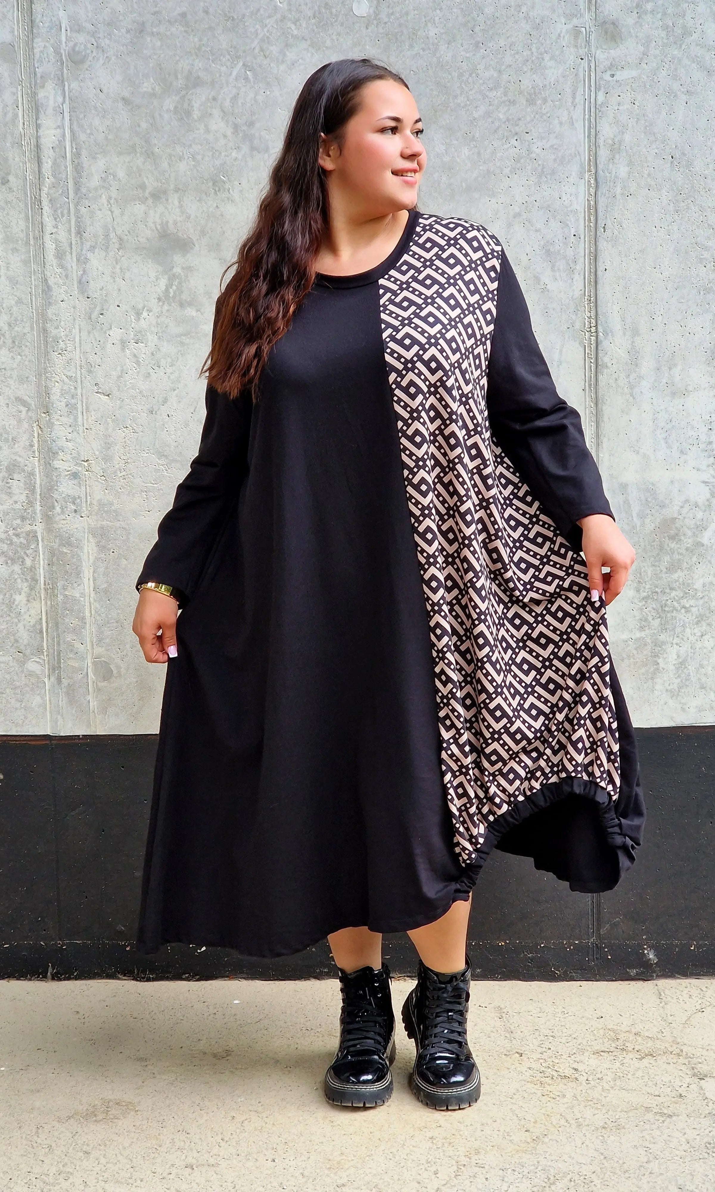 Sukienka z geometryczną wstawką Stylowa XL