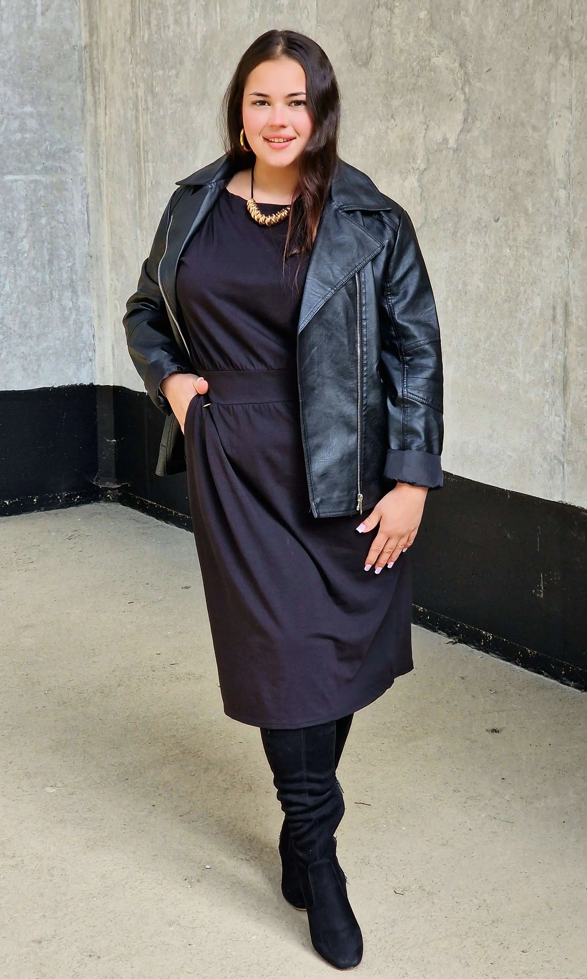 Sukienka z kieszeniami i paskiem – kobieca, wygodna, uniwersalna Stylowa XL