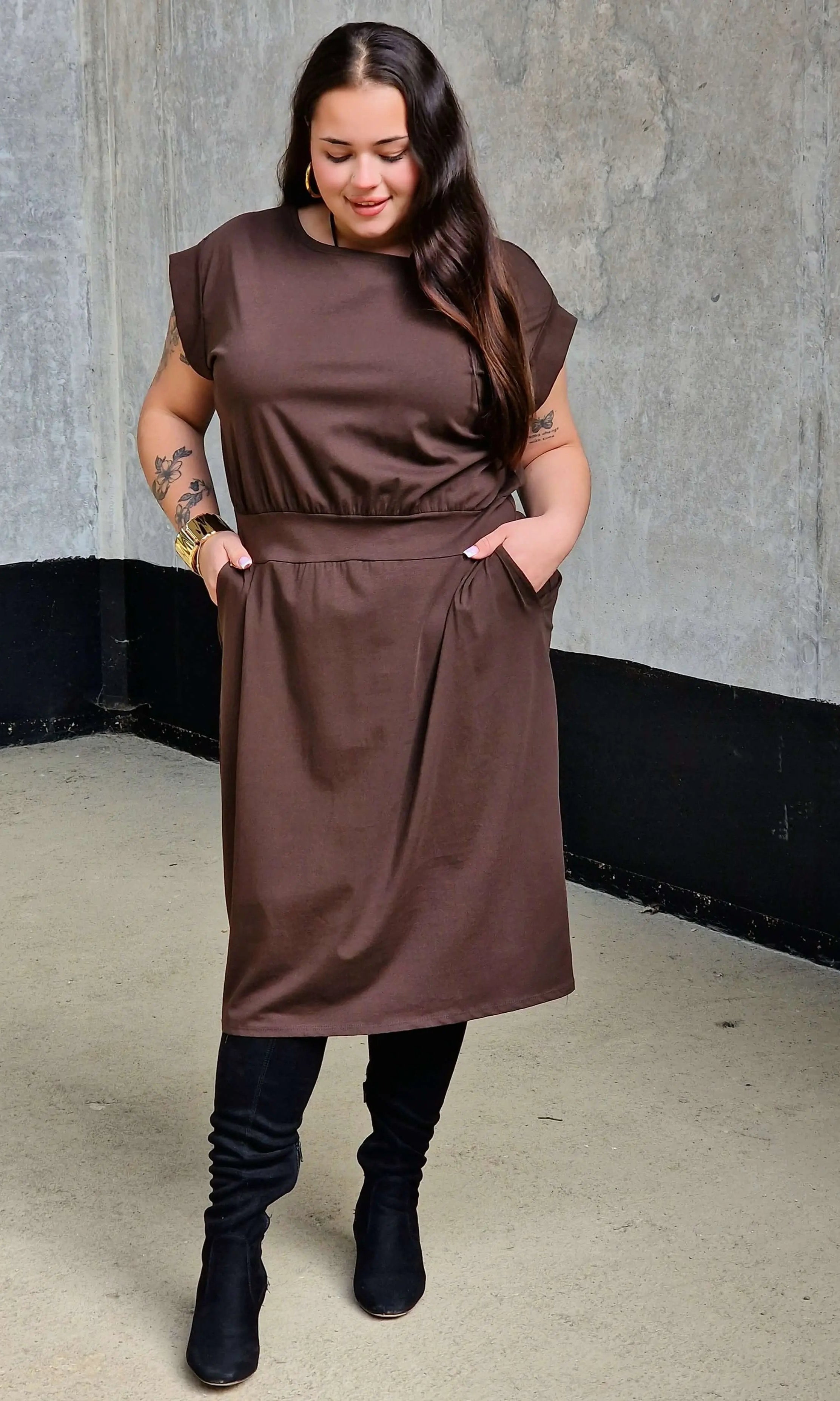 Sukienka z kieszeniami i paskiem – kobieca, wygodna, uniwersalna Stylowa XL