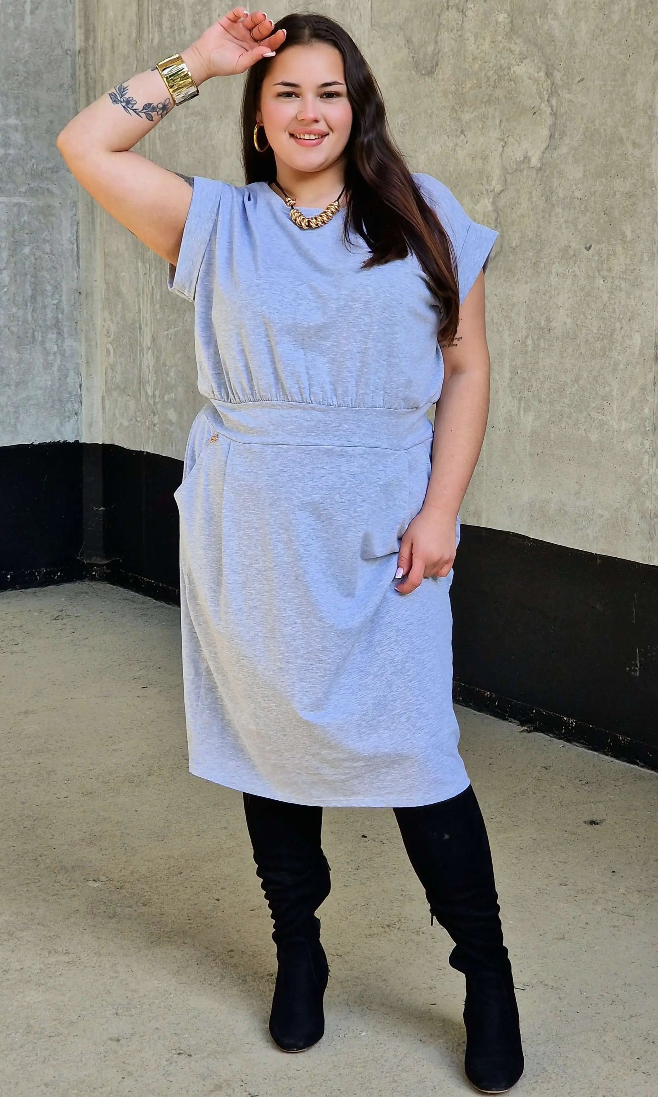 Sukienka z kieszeniami i paskiem – kobieca, wygodna, uniwersalna Stylowa XL