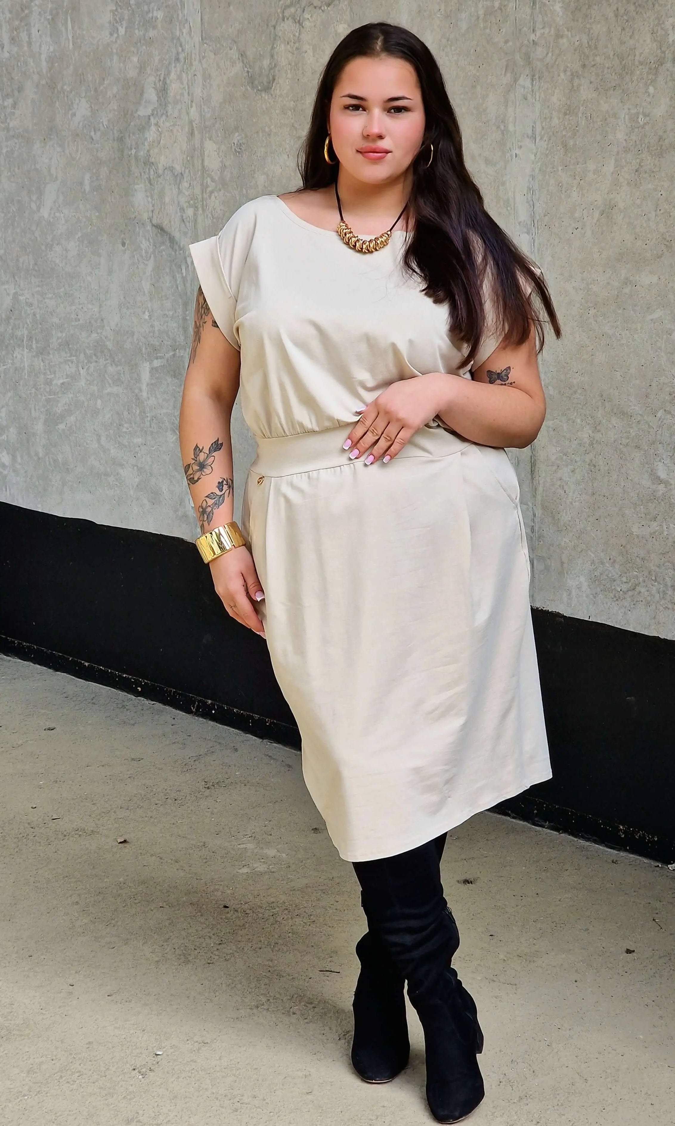 Sukienka z kieszeniami i paskiem – kobieca, wygodna, uniwersalna Stylowa XL