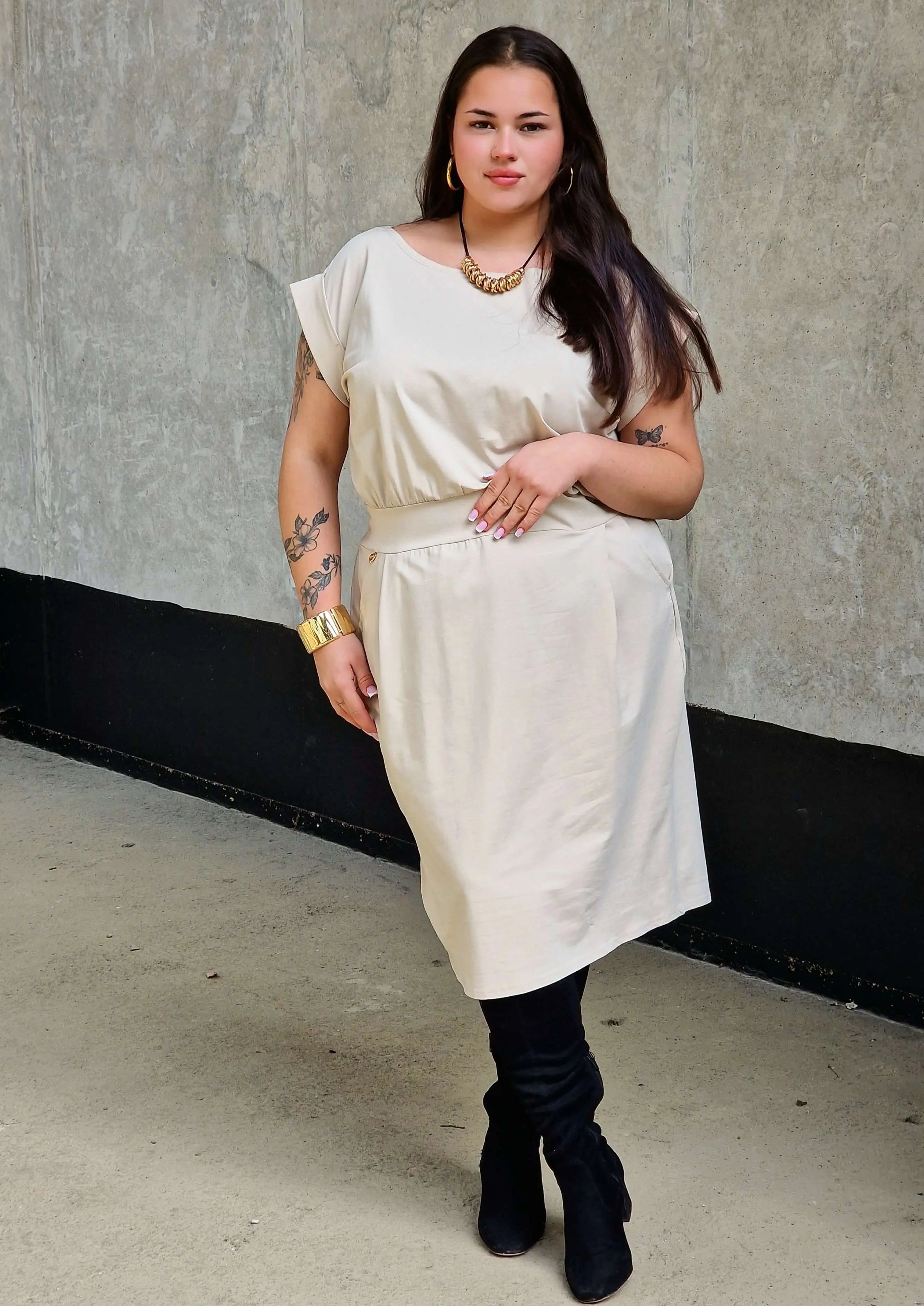 Sukienka z kieszeniami i paskiem – kobieca, wygodna, uniwersalna Stylowa XL