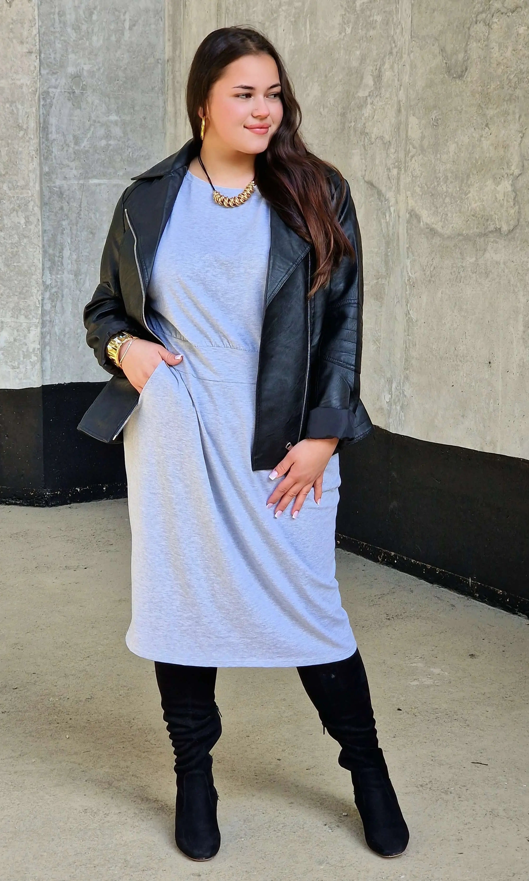 Sukienka z kieszeniami i paskiem – kobieca, wygodna, uniwersalna Stylowa XL