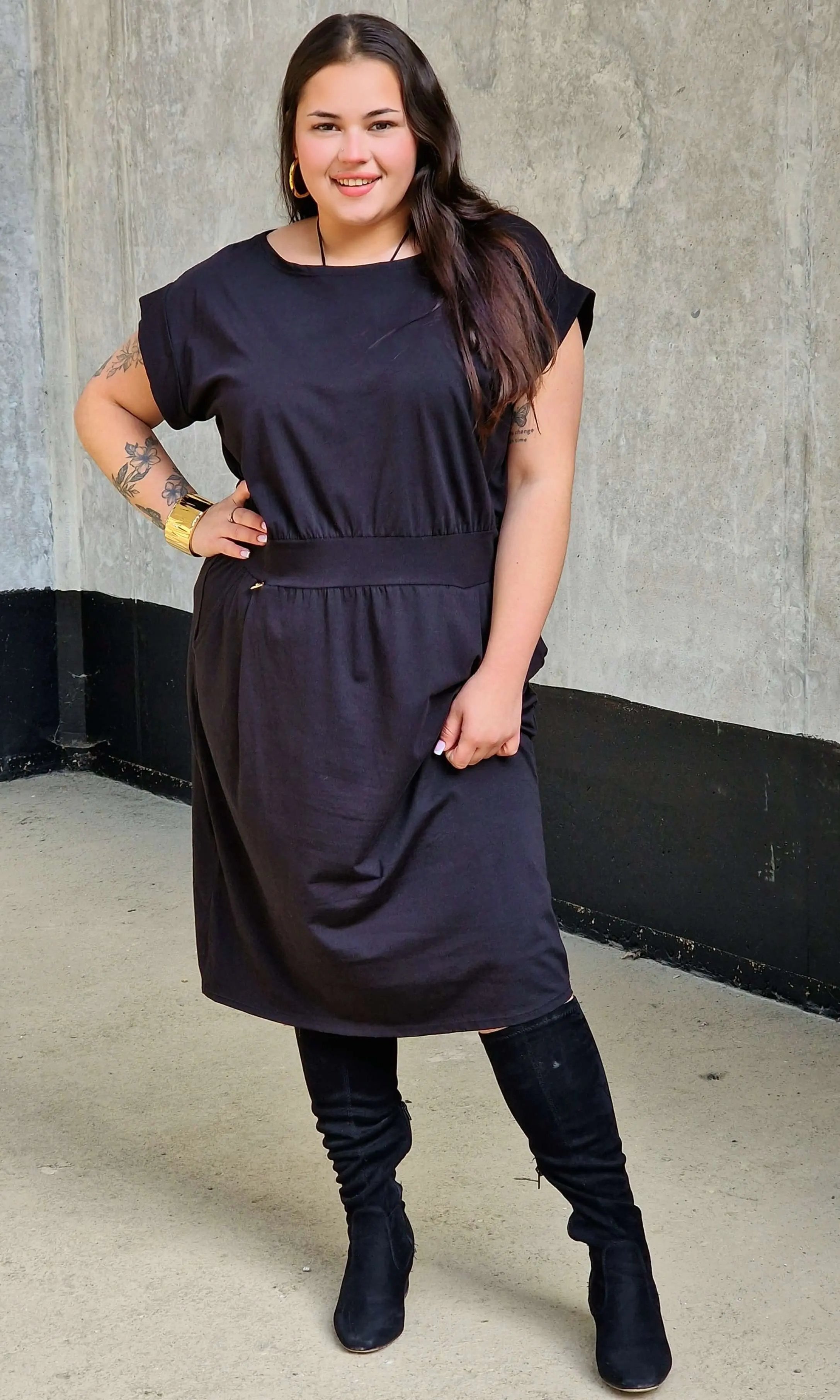 Sukienka z kieszeniami i paskiem – kobieca, wygodna, uniwersalna Stylowa XL