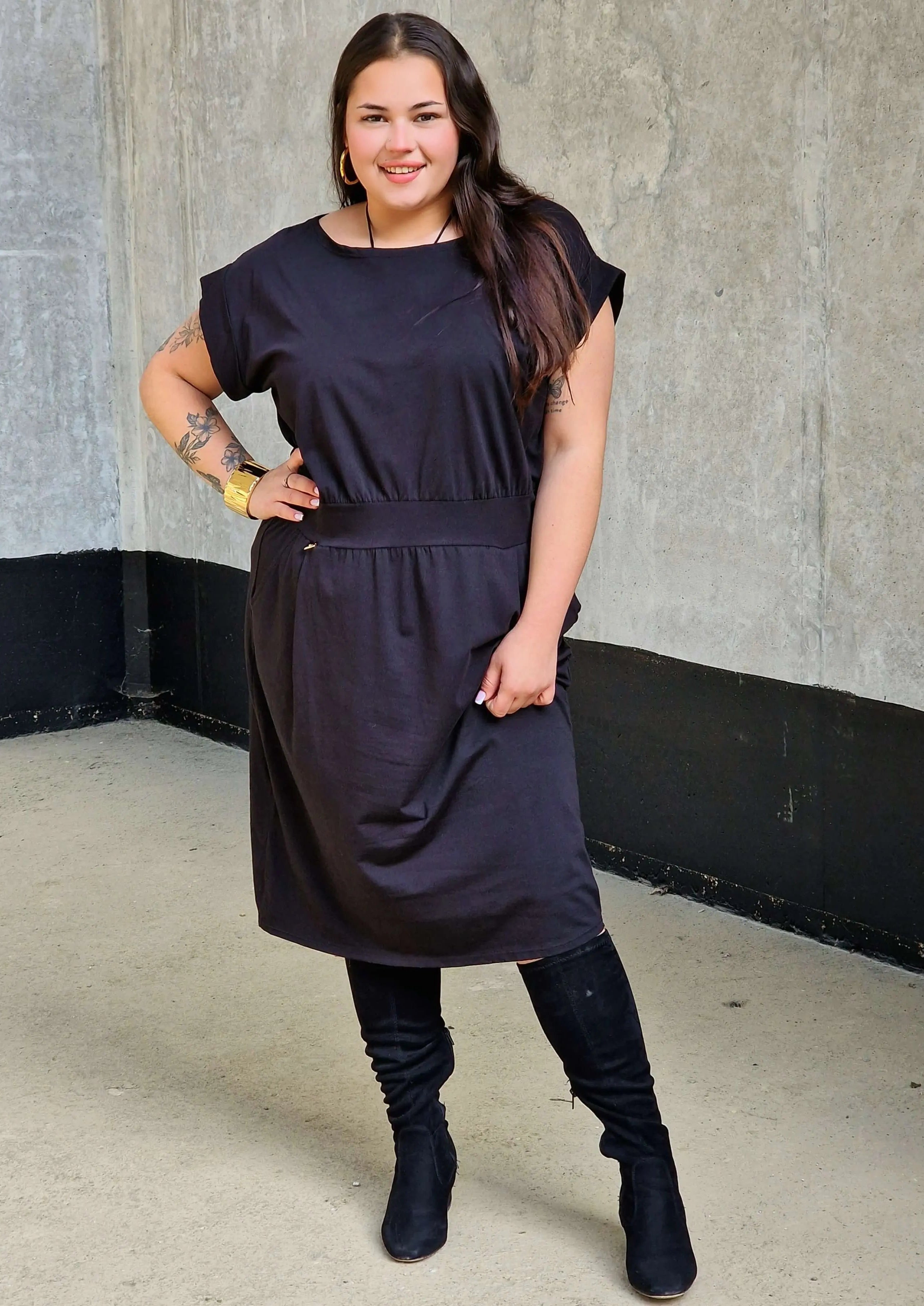 Sukienka z kieszeniami i paskiem – kobieca, wygodna, uniwersalna Stylowa XL