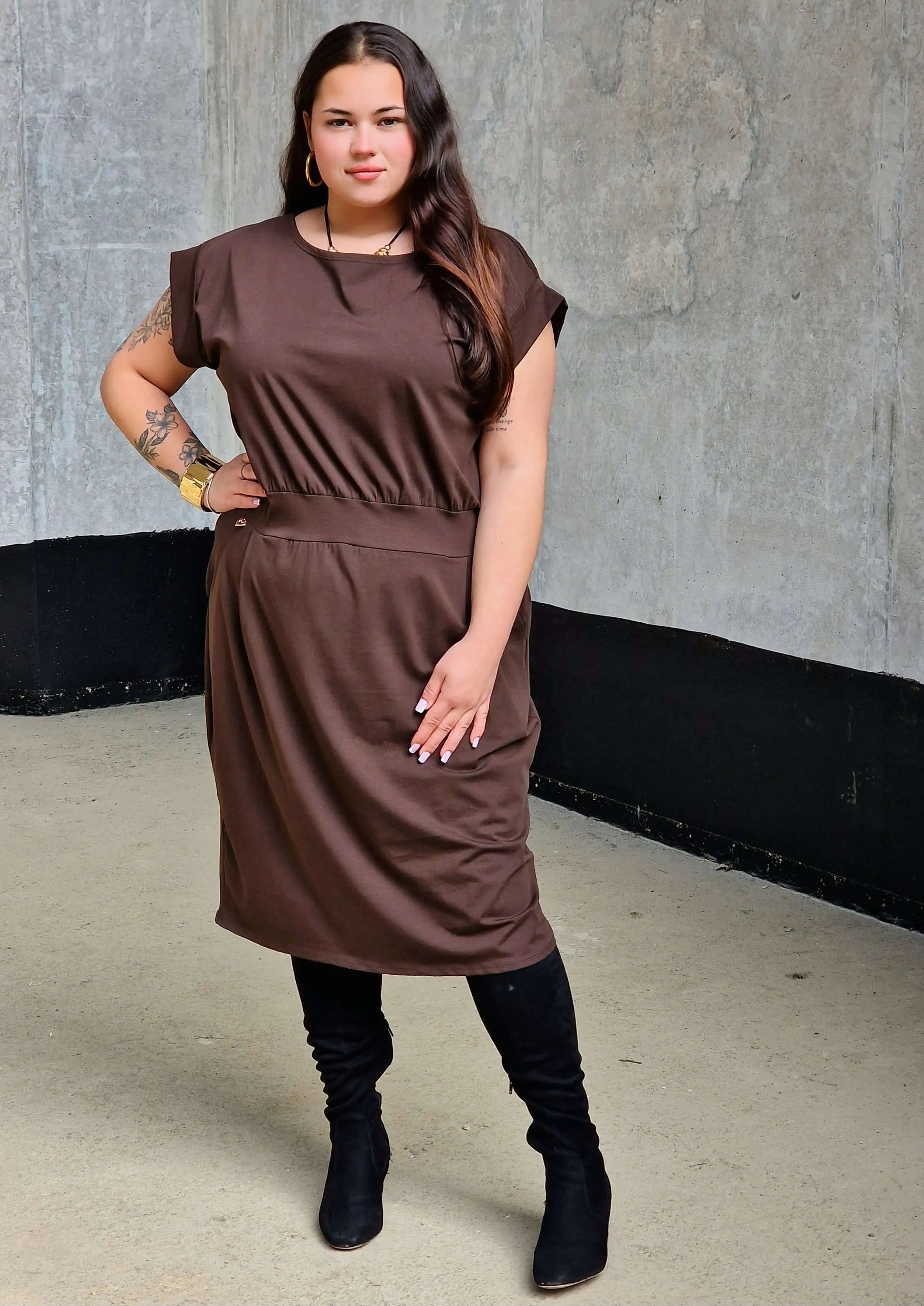 Sukienka z kieszeniami i paskiem – kobieca, wygodna, uniwersalna Stylowa XL