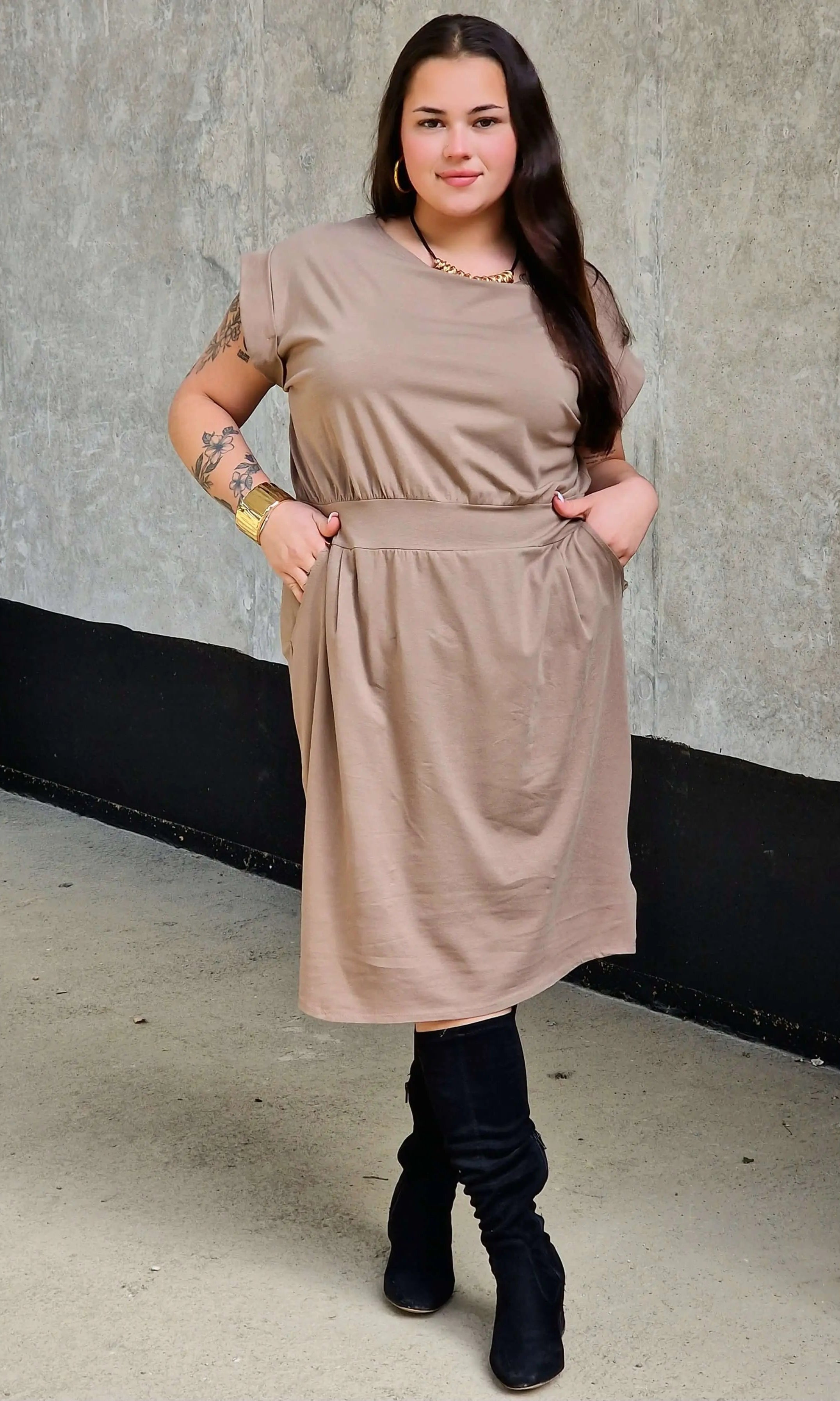 Sukienka z kieszeniami i paskiem – kobieca, wygodna, uniwersalna Stylowa XL