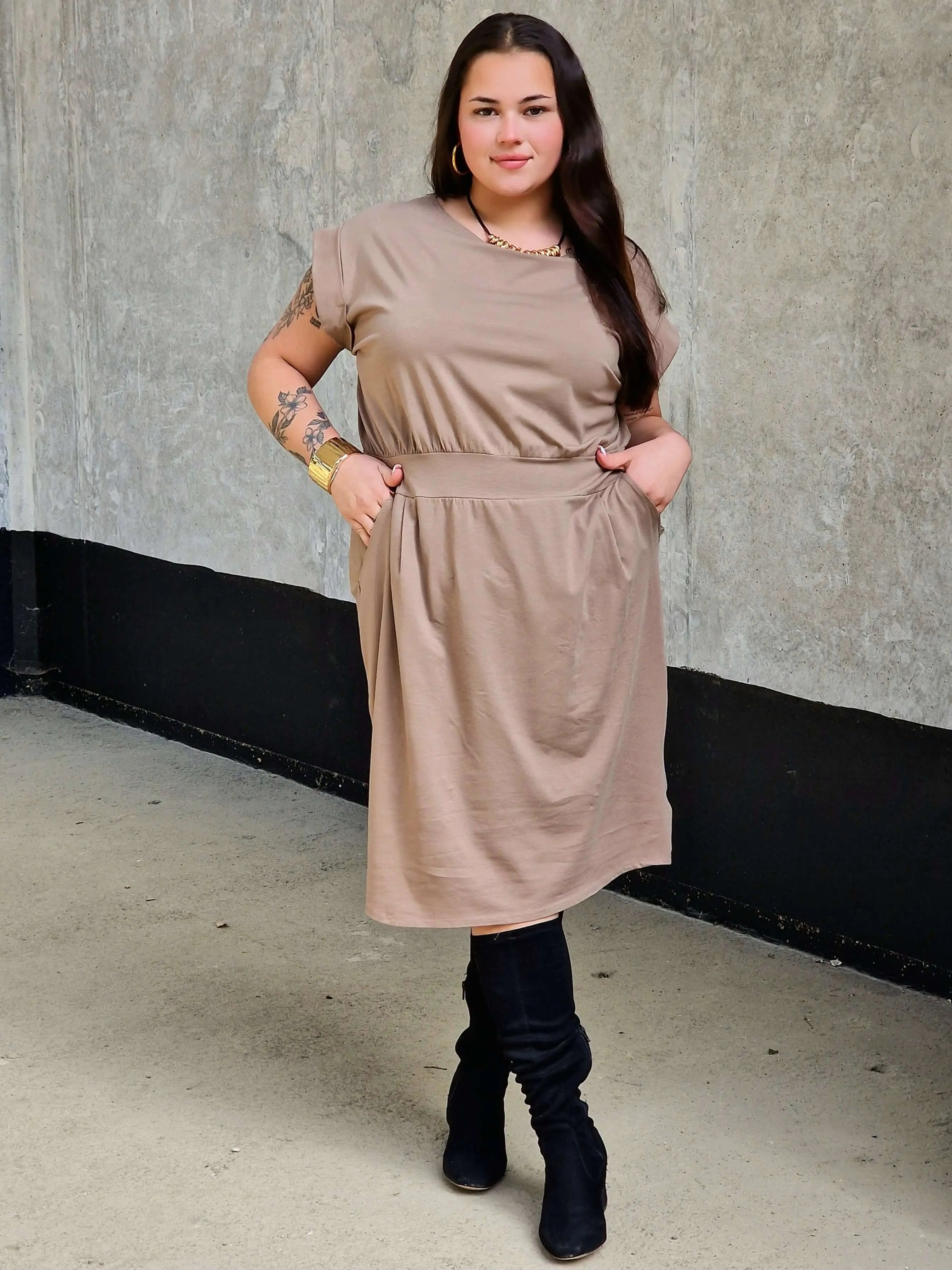 Sukienka z kieszeniami i paskiem – kobieca, wygodna, uniwersalna Stylowa XL