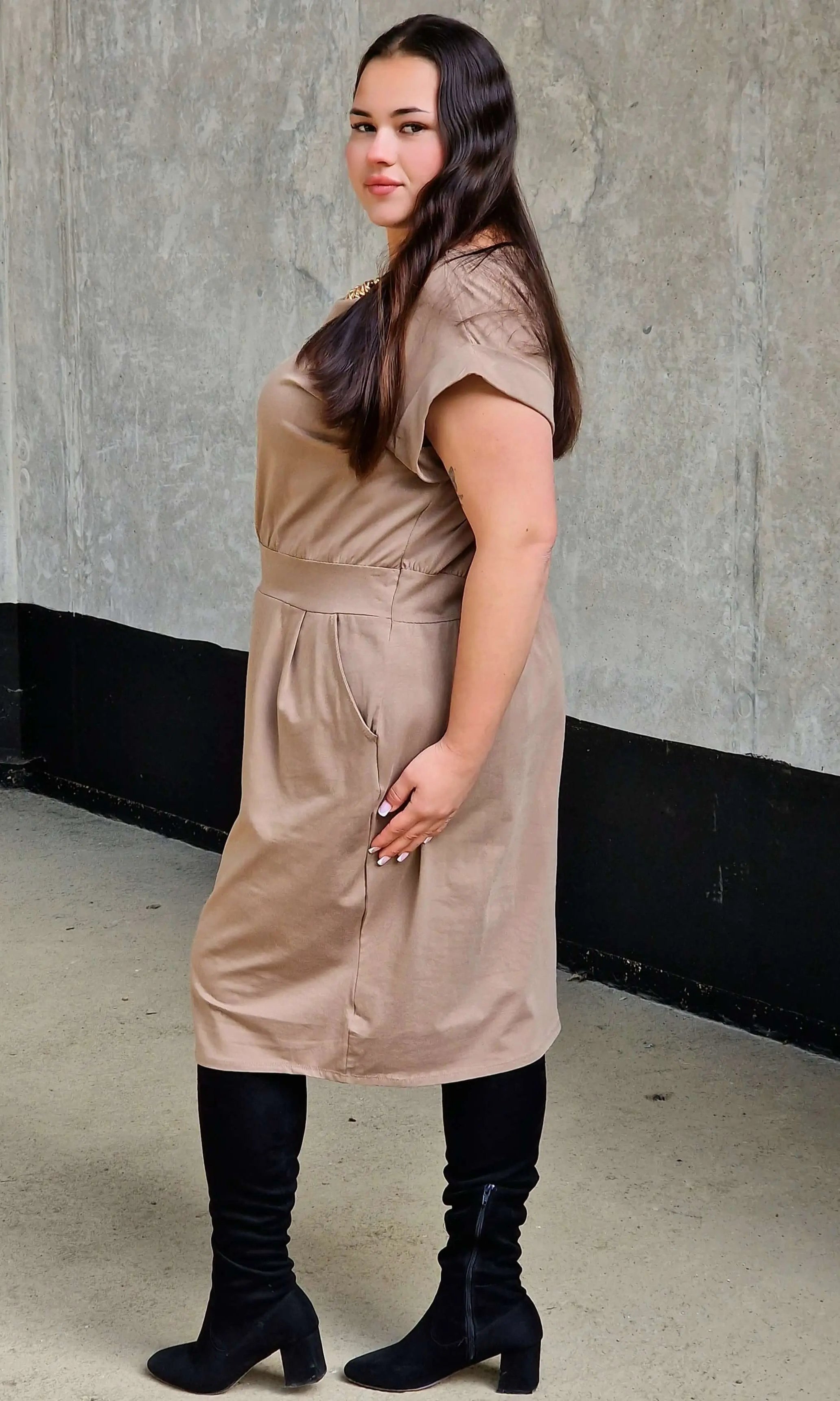 Sukienka z kieszeniami i paskiem – kobieca, wygodna, uniwersalna Stylowa XL