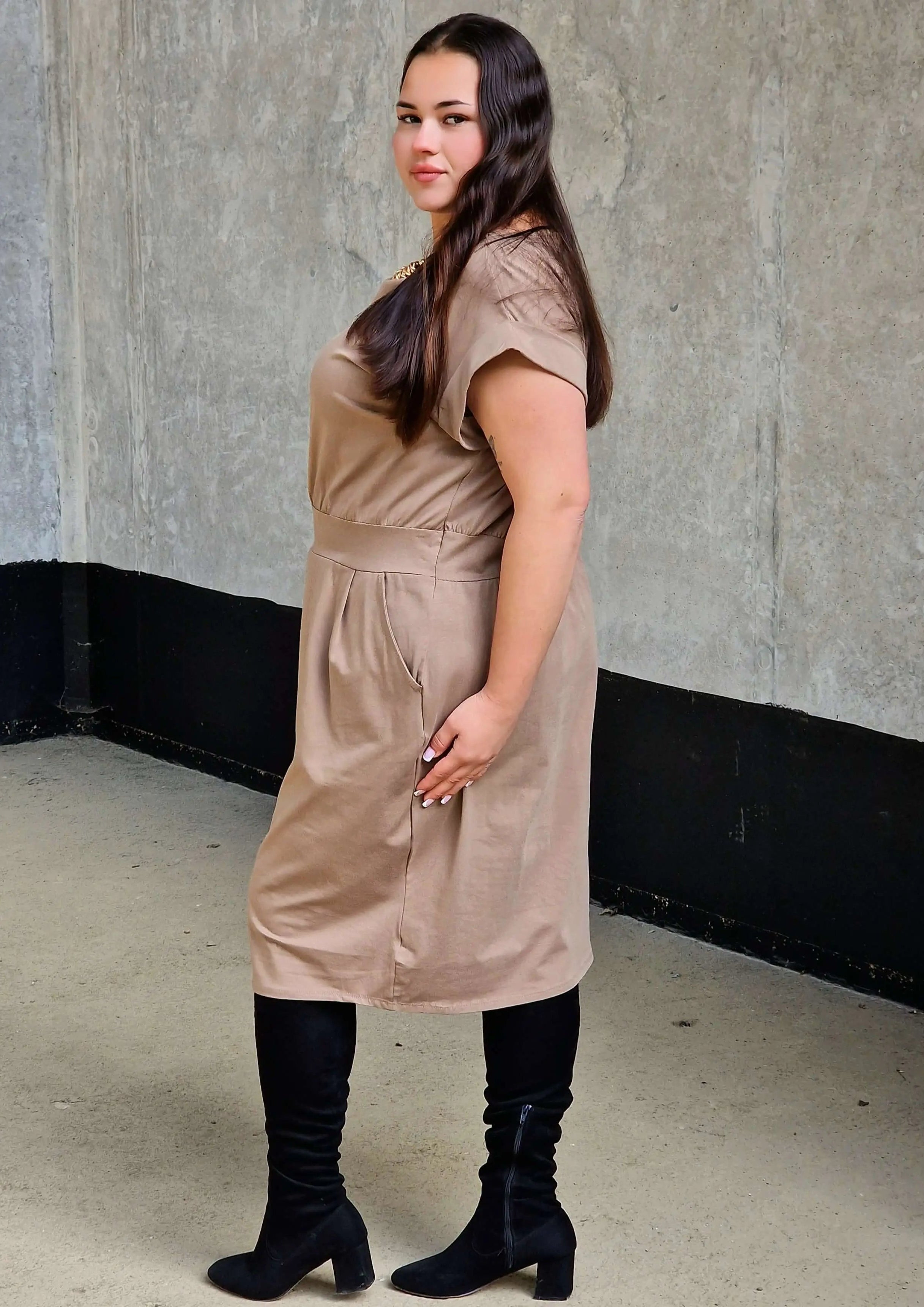 Sukienka z kieszeniami i paskiem – kobieca, wygodna, uniwersalna Stylowa XL