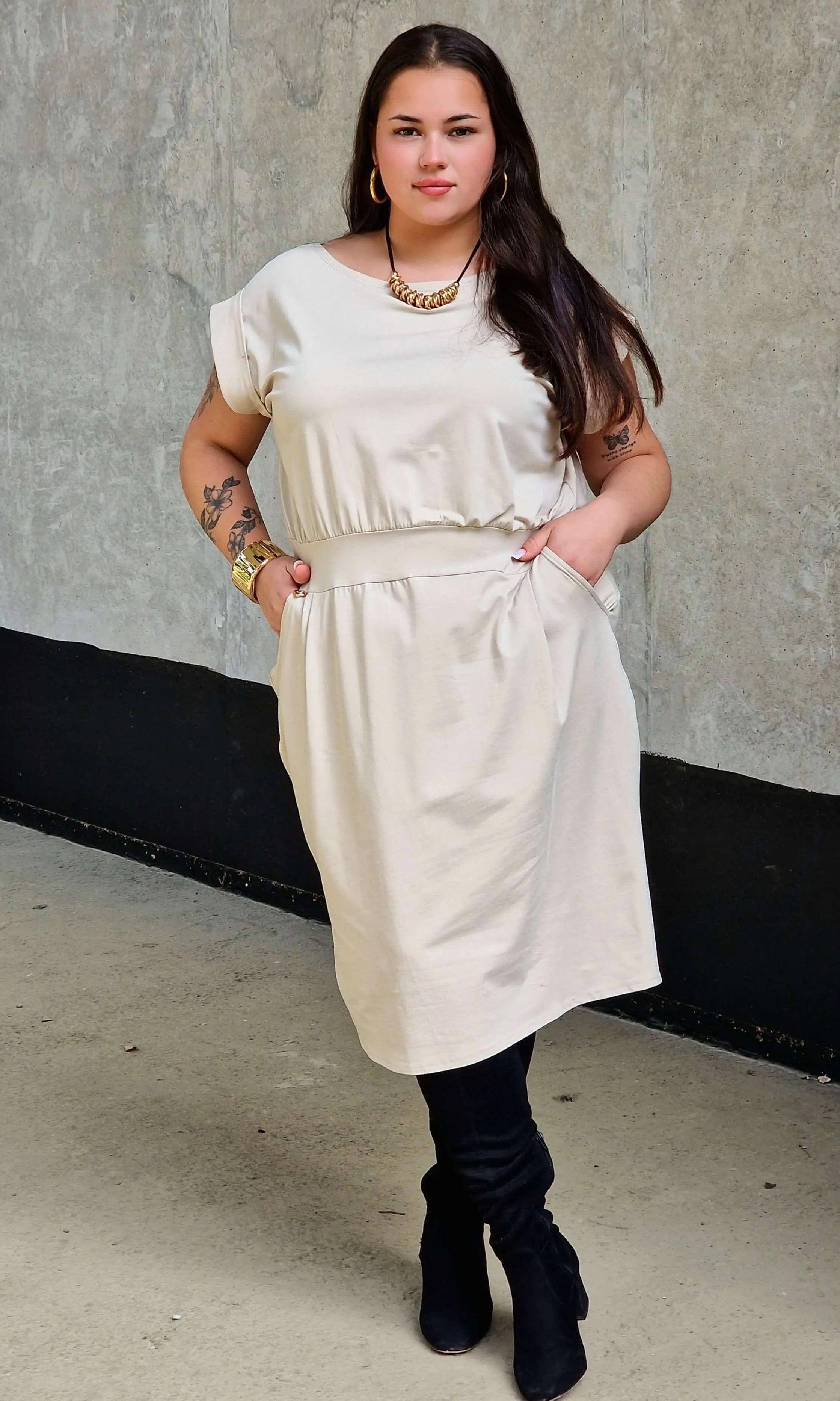 Sukienka z kieszeniami i paskiem – kobieca, wygodna, uniwersalna Stylowa XL