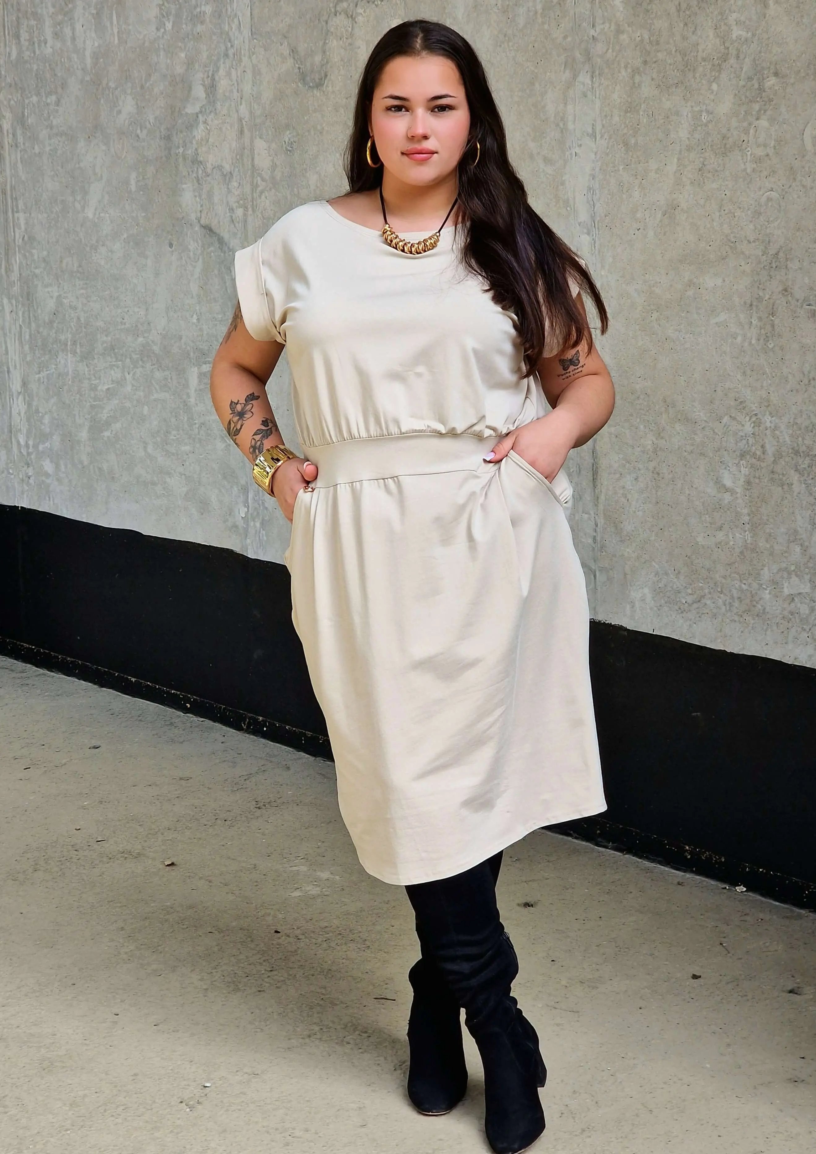 Sukienka z kieszeniami i paskiem – kobieca, wygodna, uniwersalna Stylowa XL