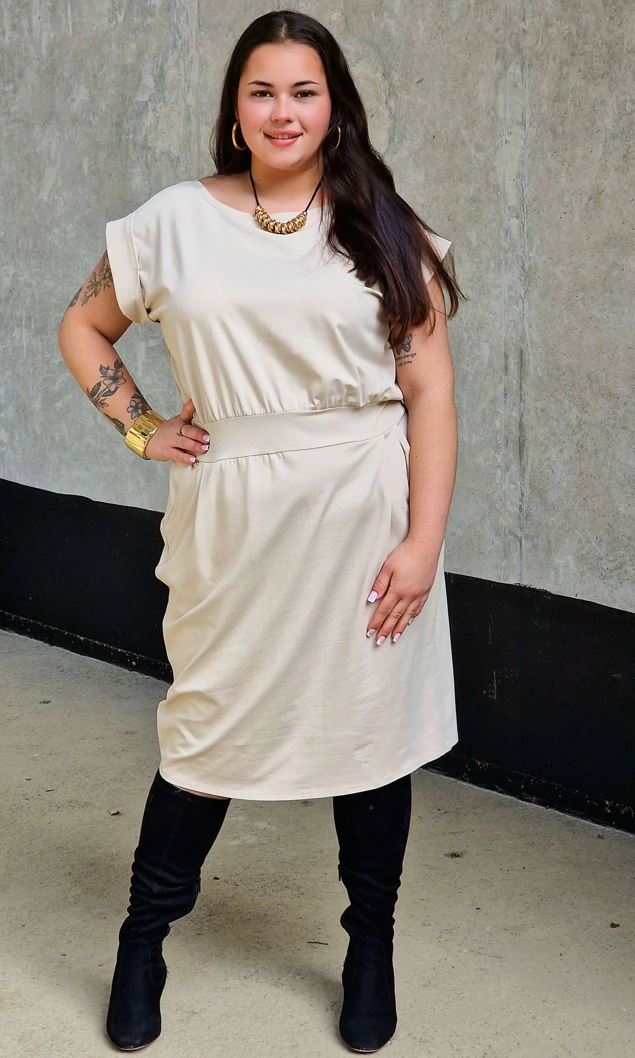 Sukienka z kieszeniami i paskiem – kobieca, wygodna, uniwersalna Stylowa XL