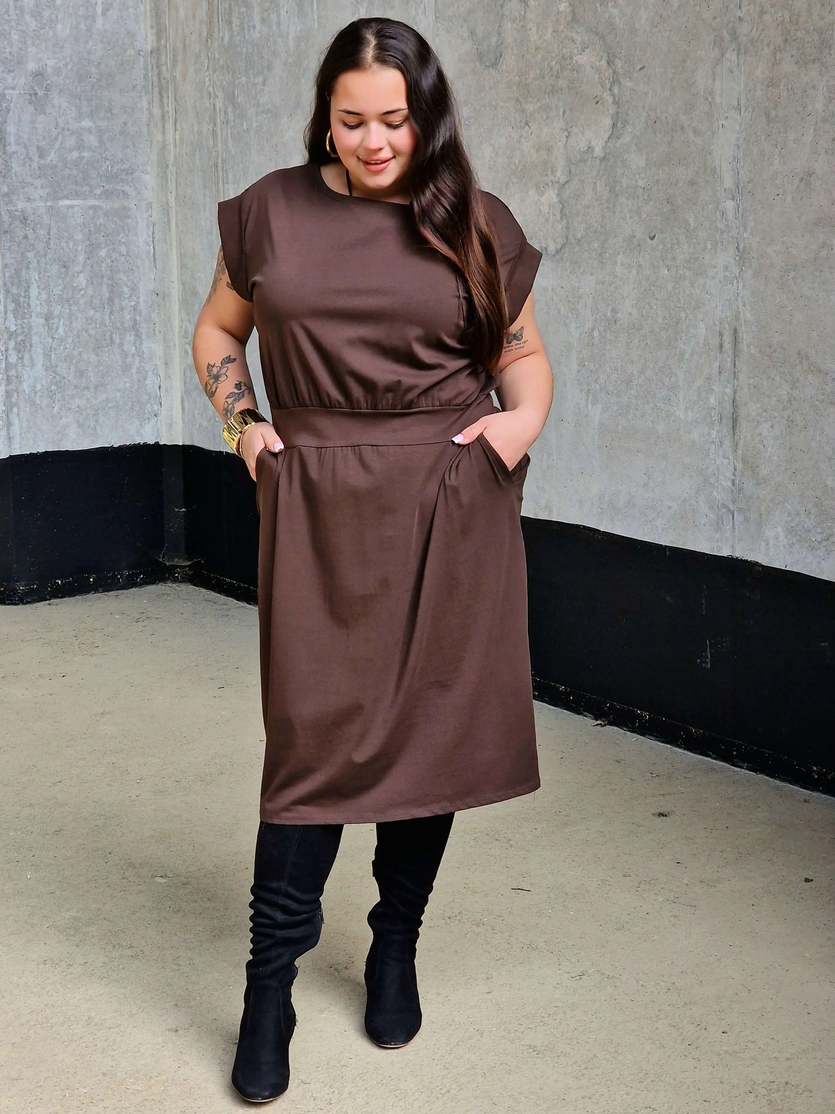 Sukienka z kieszeniami i paskiem – kobieca, wygodna, uniwersalna Stylowa XL