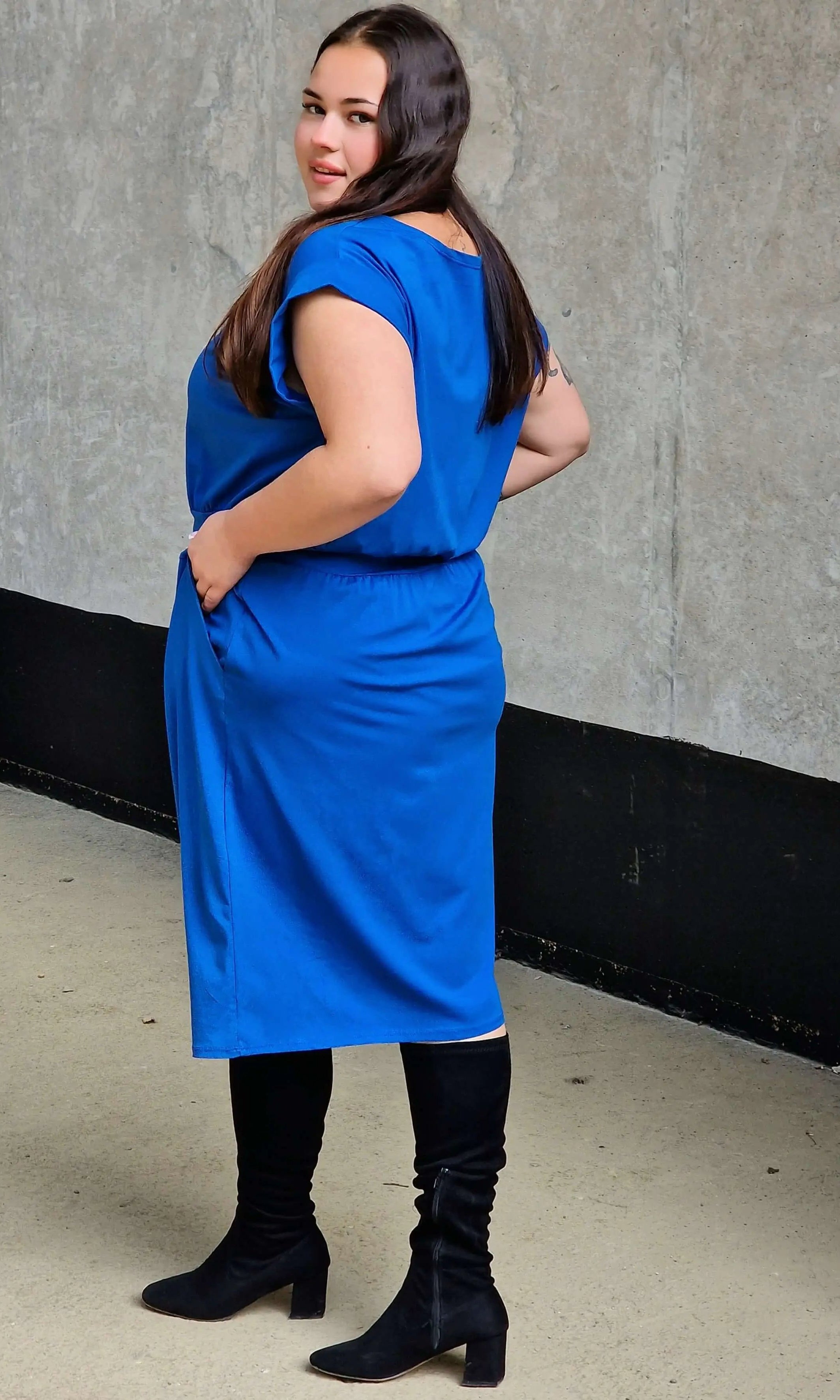 Sukienka z kieszeniami i paskiem – kobieca, wygodna, uniwersalna Stylowa XL