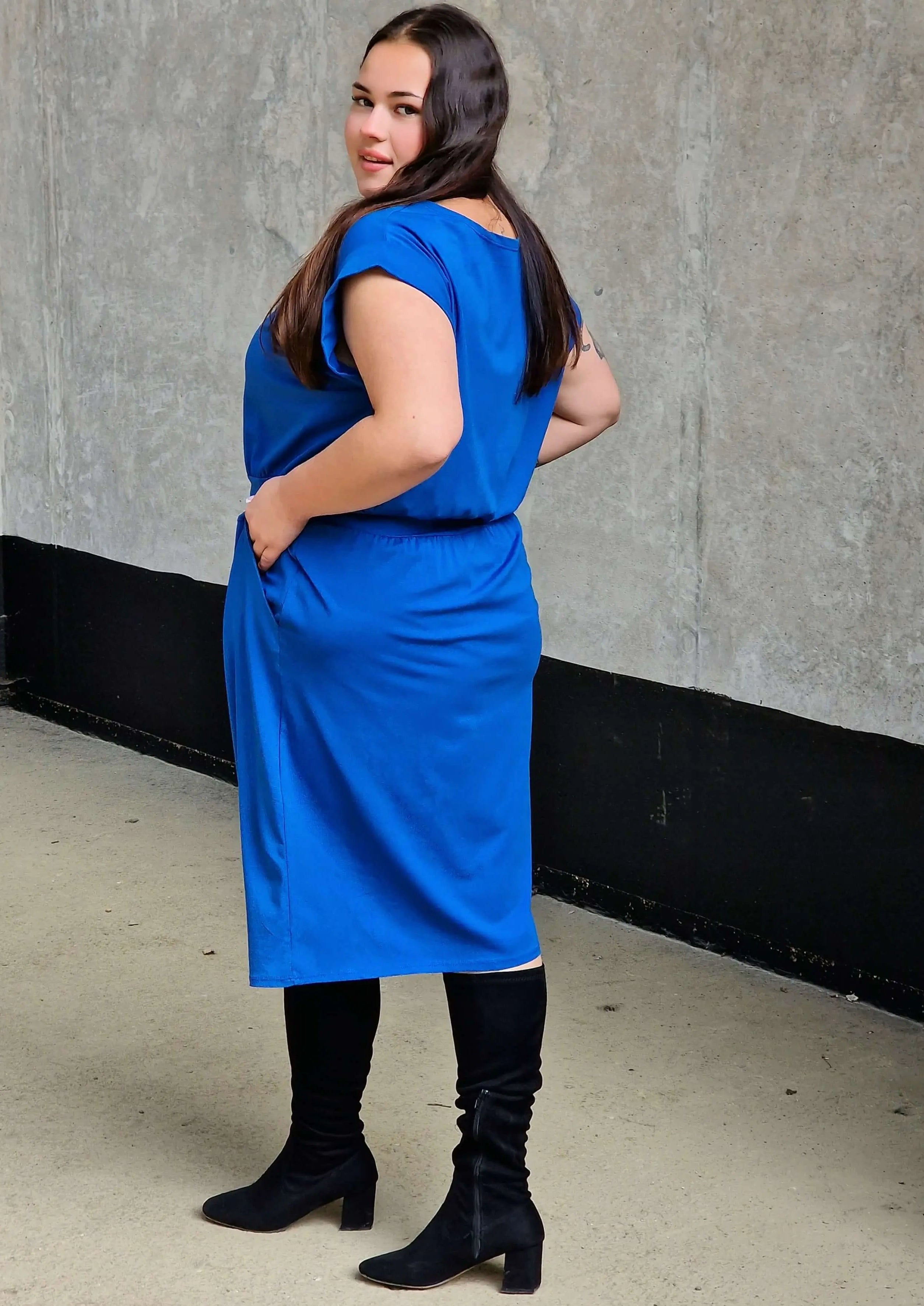 Sukienka z kieszeniami i paskiem – kobieca, wygodna, uniwersalna Stylowa XL