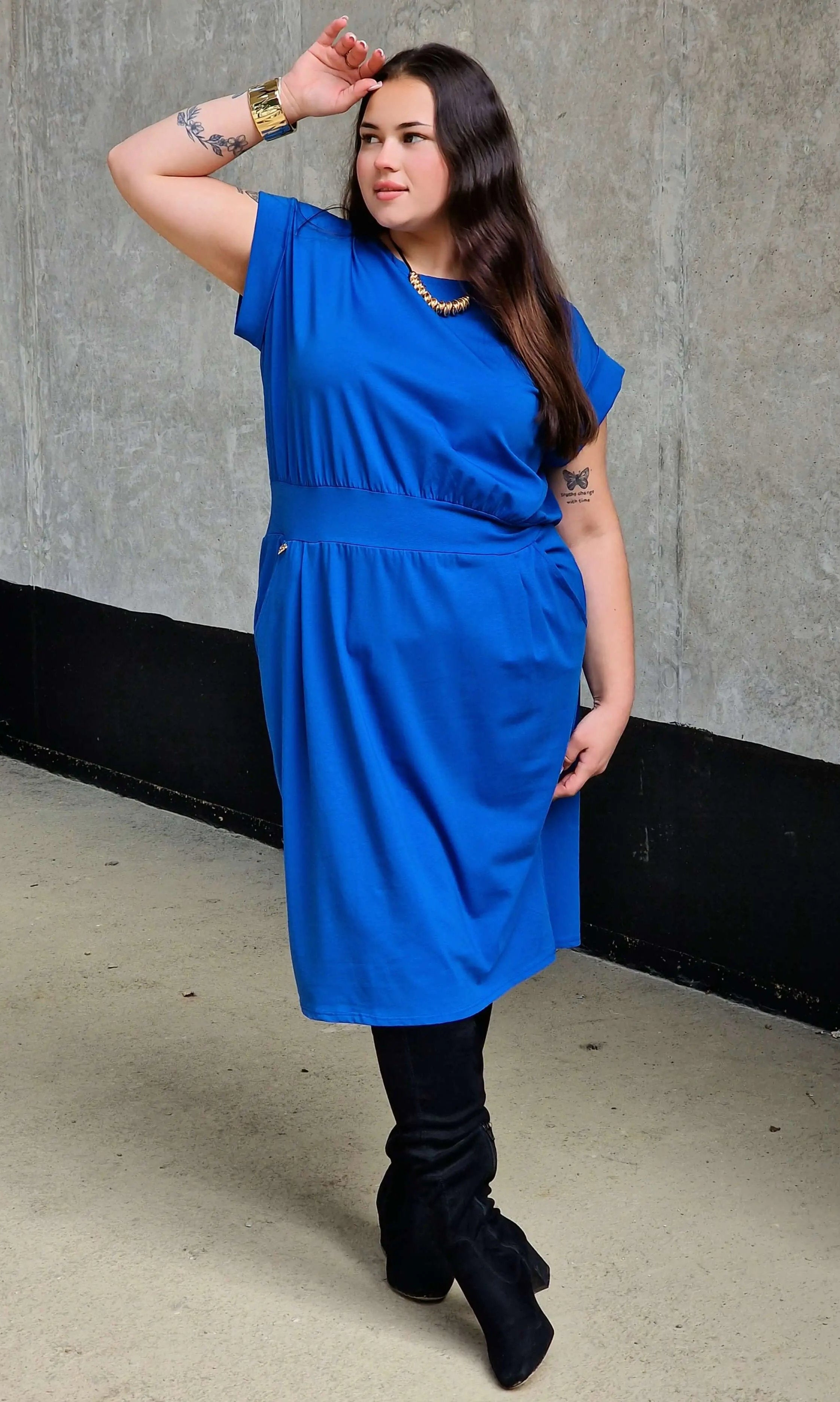 Sukienka z kieszeniami i paskiem – kobieca, wygodna, uniwersalna Stylowa XL