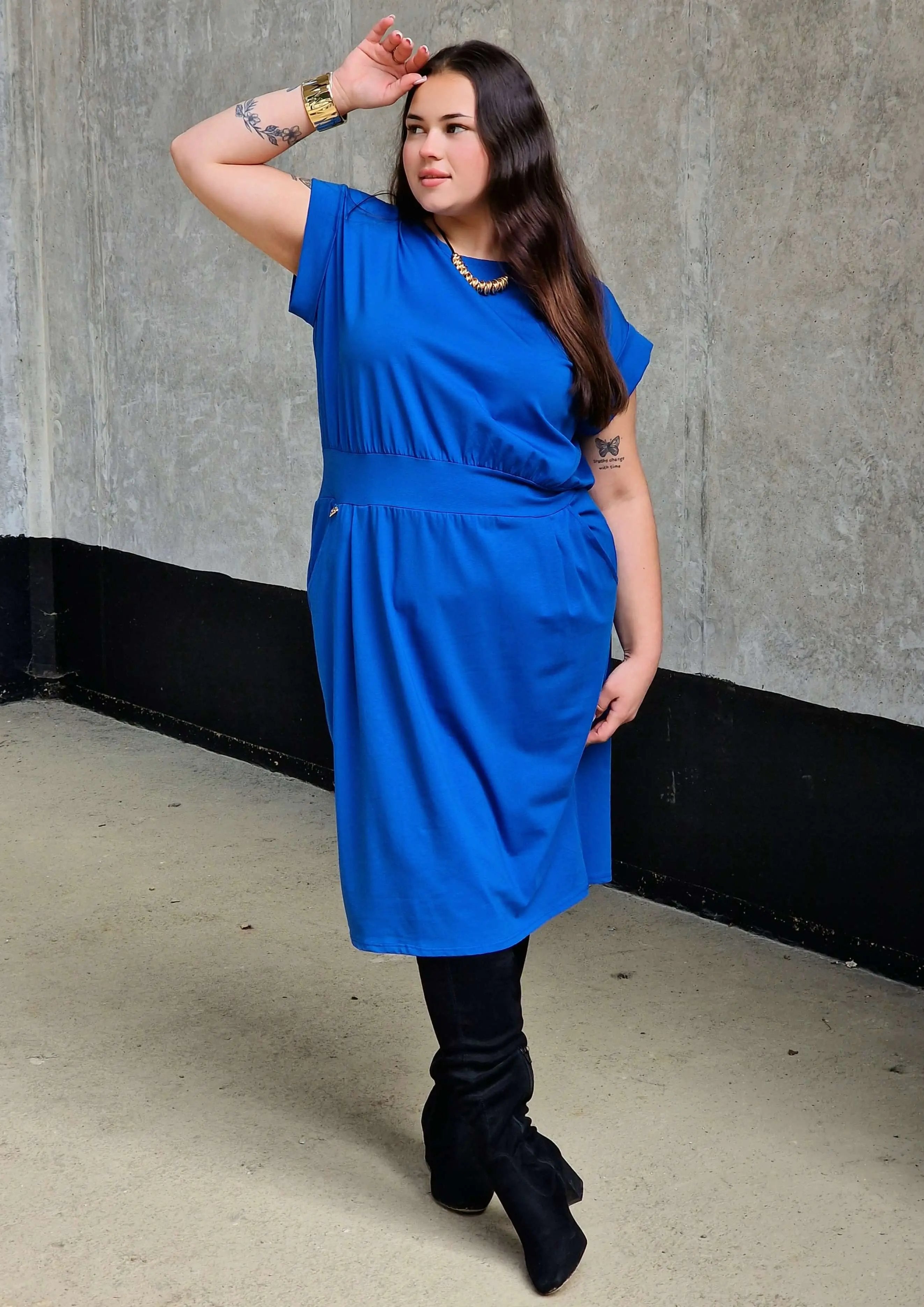 Sukienka z kieszeniami i paskiem – kobieca, wygodna, uniwersalna Stylowa XL