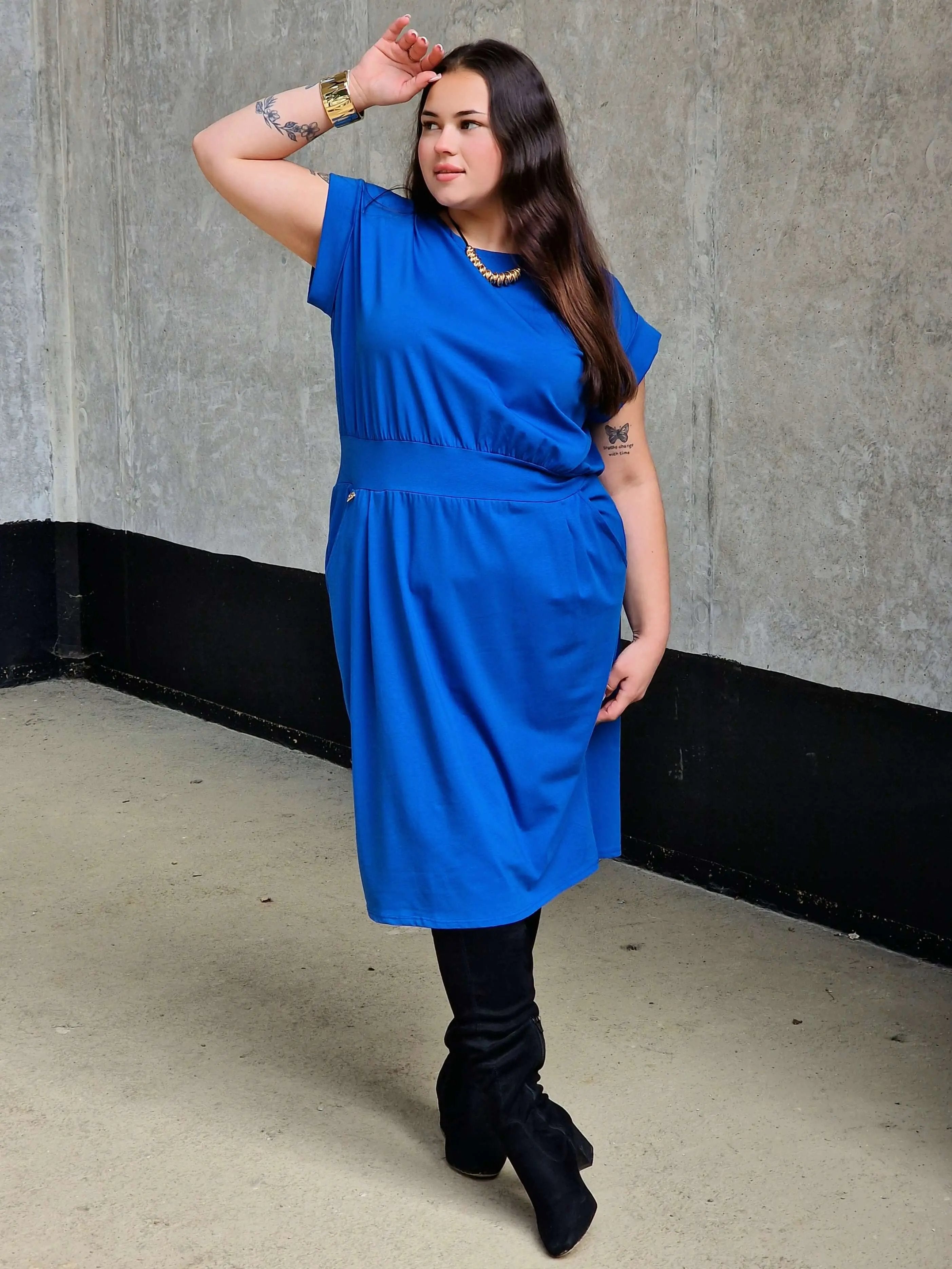 Sukienka z kieszeniami i paskiem – kobieca, wygodna, uniwersalna Stylowa XL