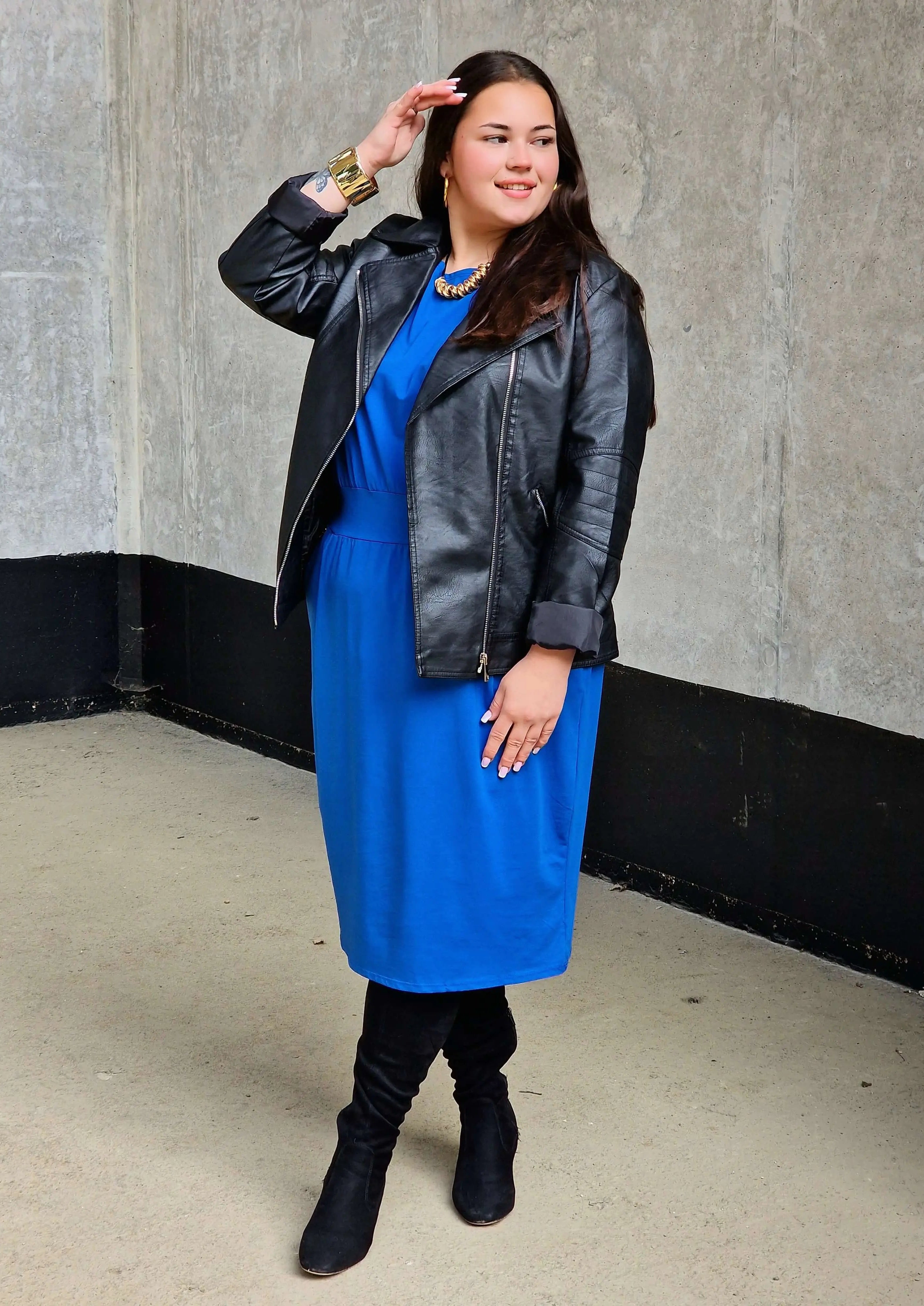 Sukienka z kieszeniami i paskiem – kobieca, wygodna, uniwersalna Stylowa XL