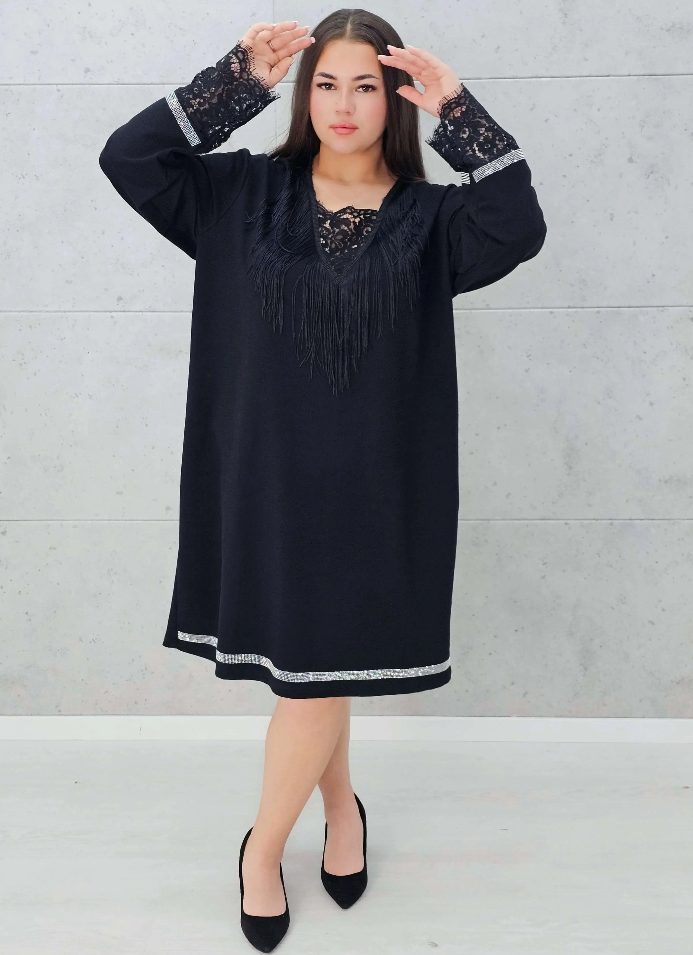 Sukienka z koronką i frędzlami Stylowa XL