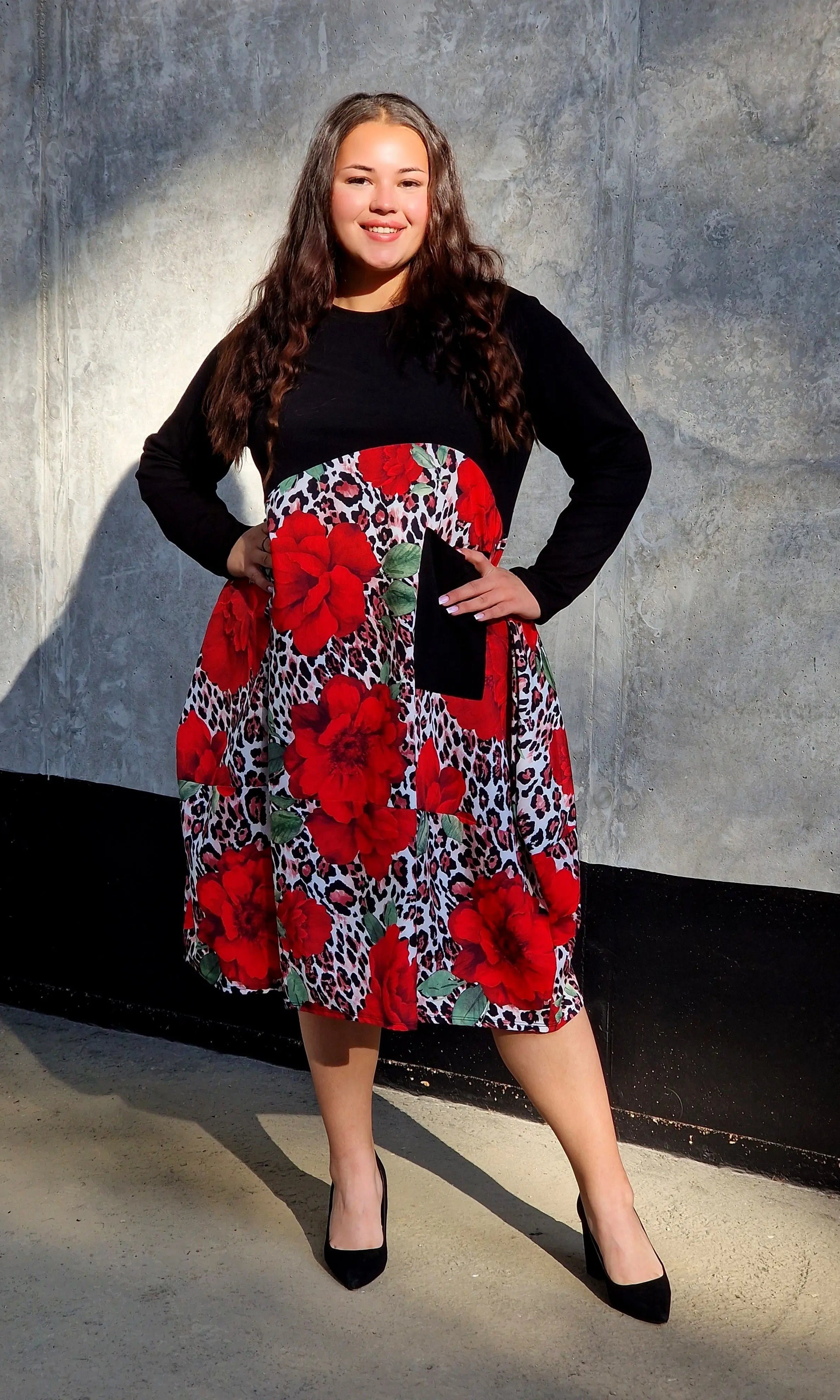 Sukienka z kwiatowym printem i kieszenią Stylowa XL