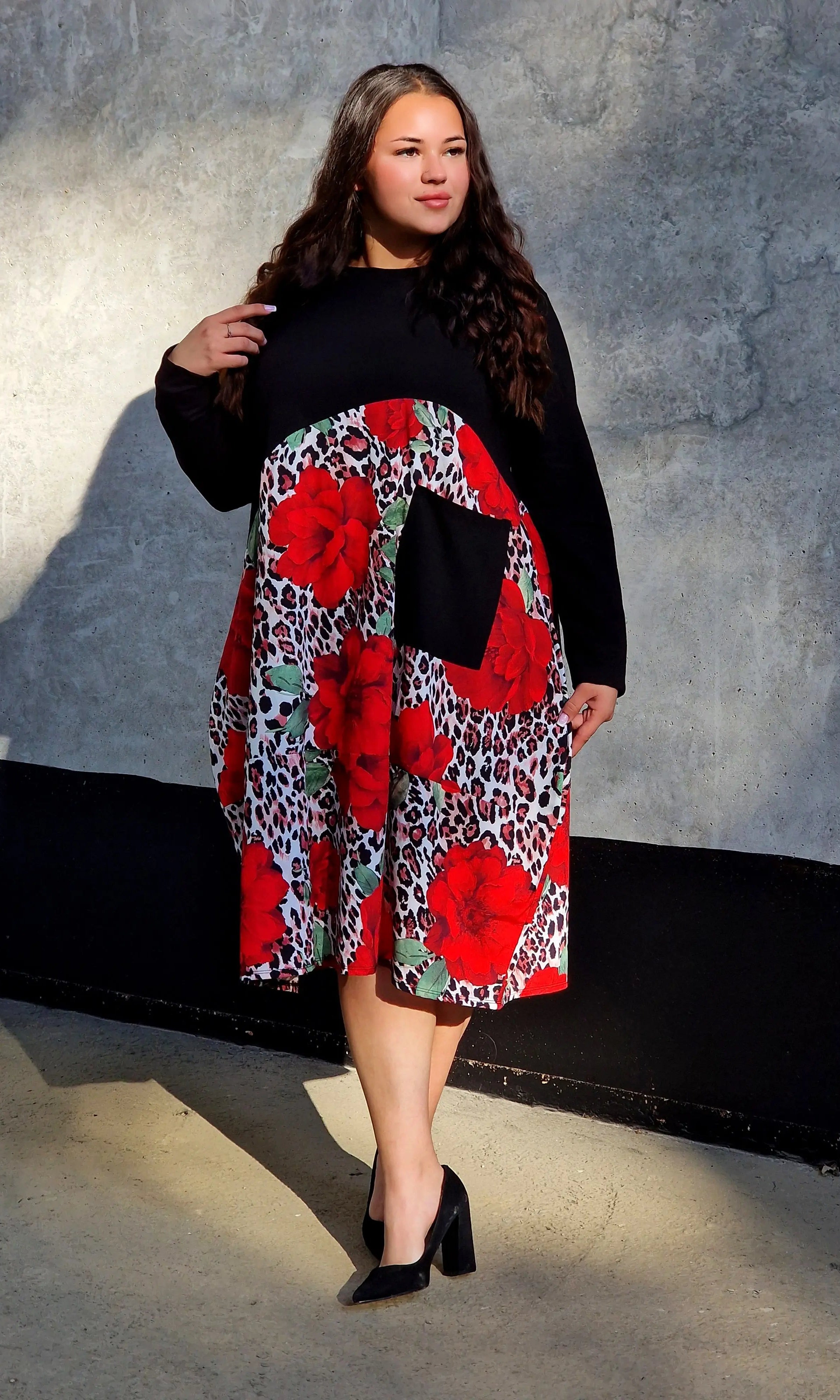 Sukienka z kwiatowym printem i kieszenią Stylowa XL