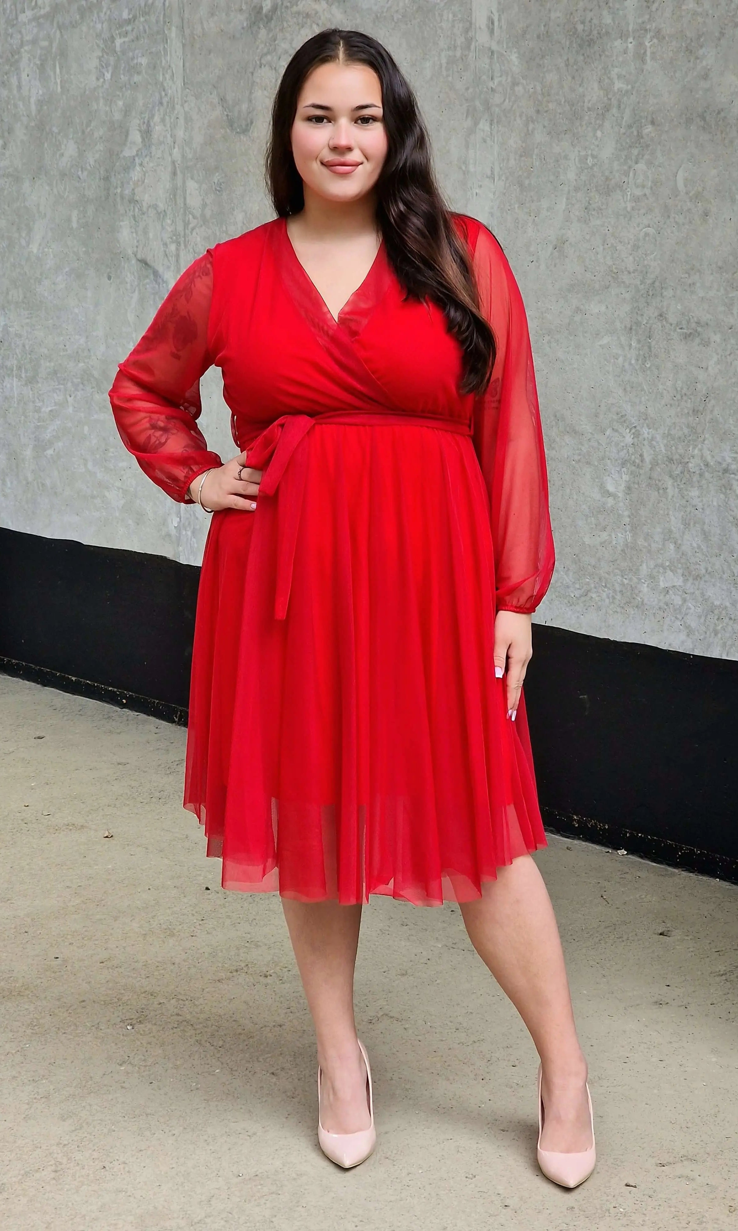 Sukienka z marszczeniem w talii i dekoltem w serek - w wielu kolorach Stylowa XL