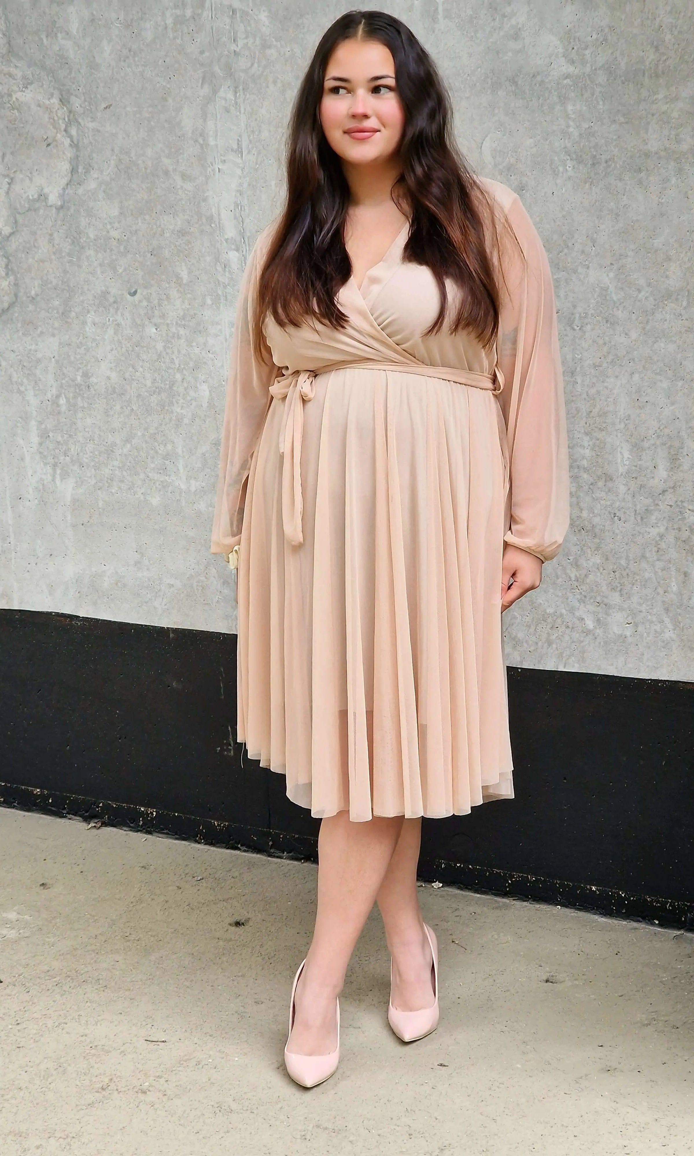 Sukienka z marszczeniem w talii i dekoltem w serek - w wielu kolorach Stylowa XL