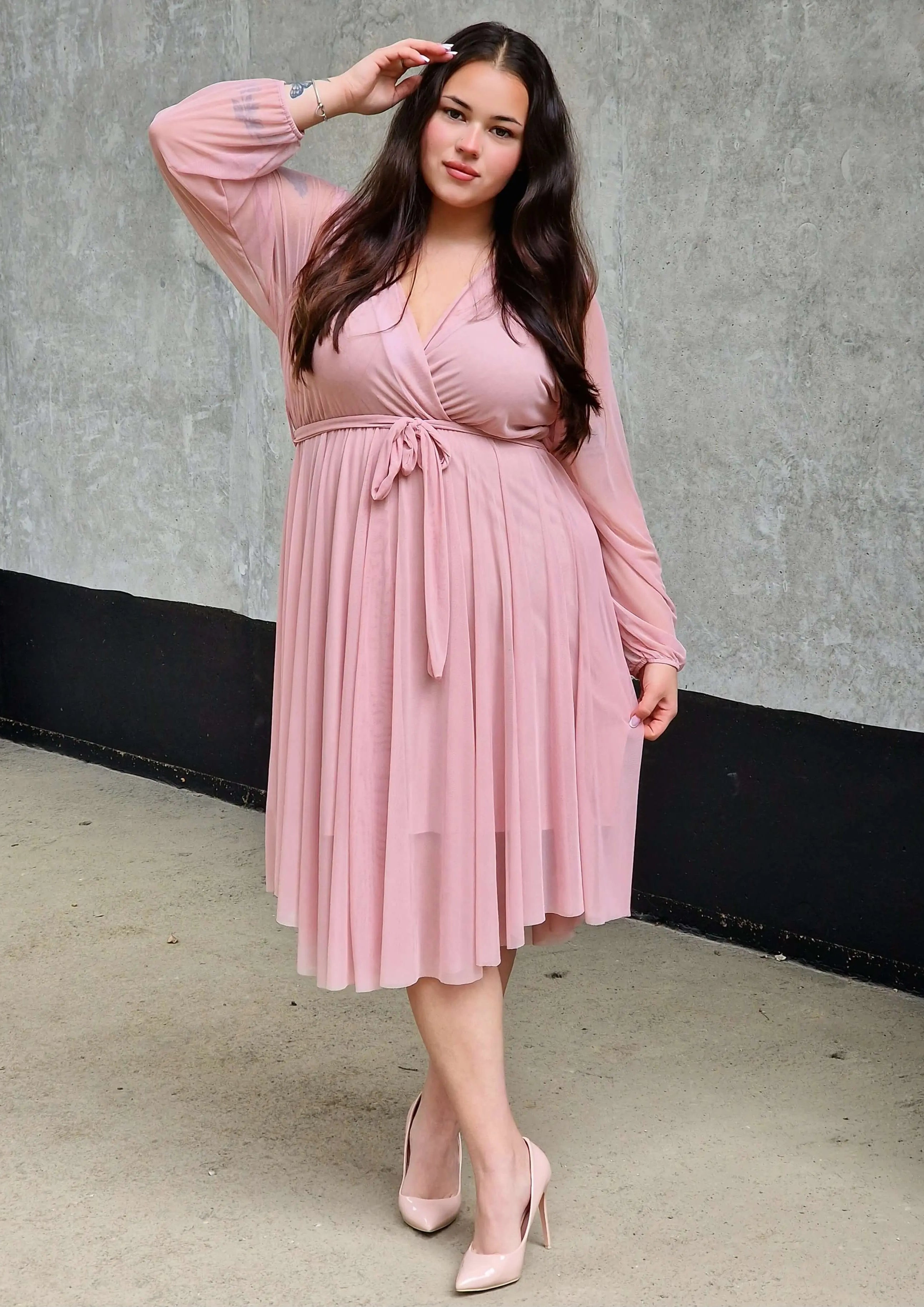 Sukienka z marszczeniem w talii i dekoltem w serek - w wielu kolorach Stylowa XL