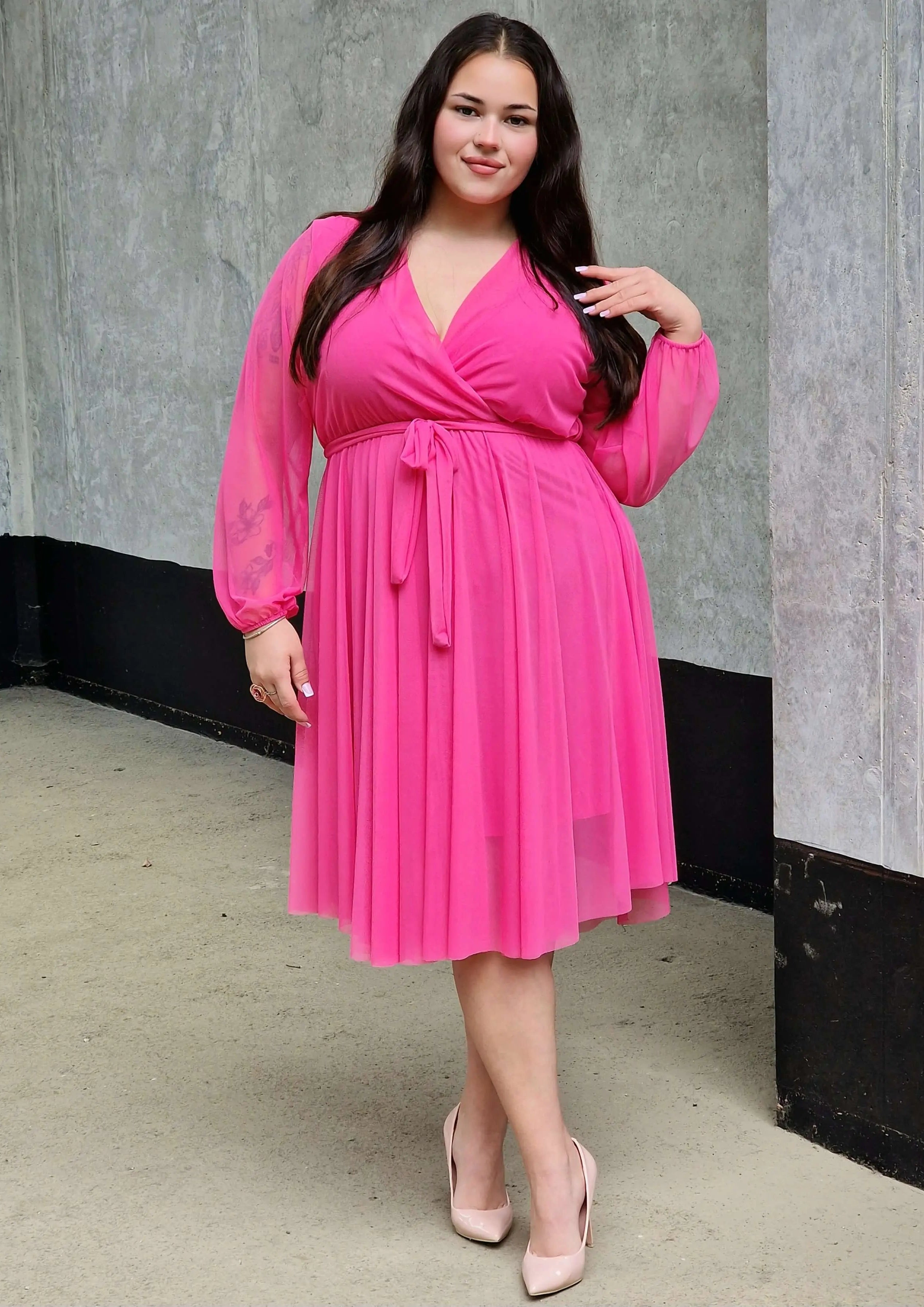 Sukienka z marszczeniem w talii i dekoltem w serek - w wielu kolorach Stylowa XL