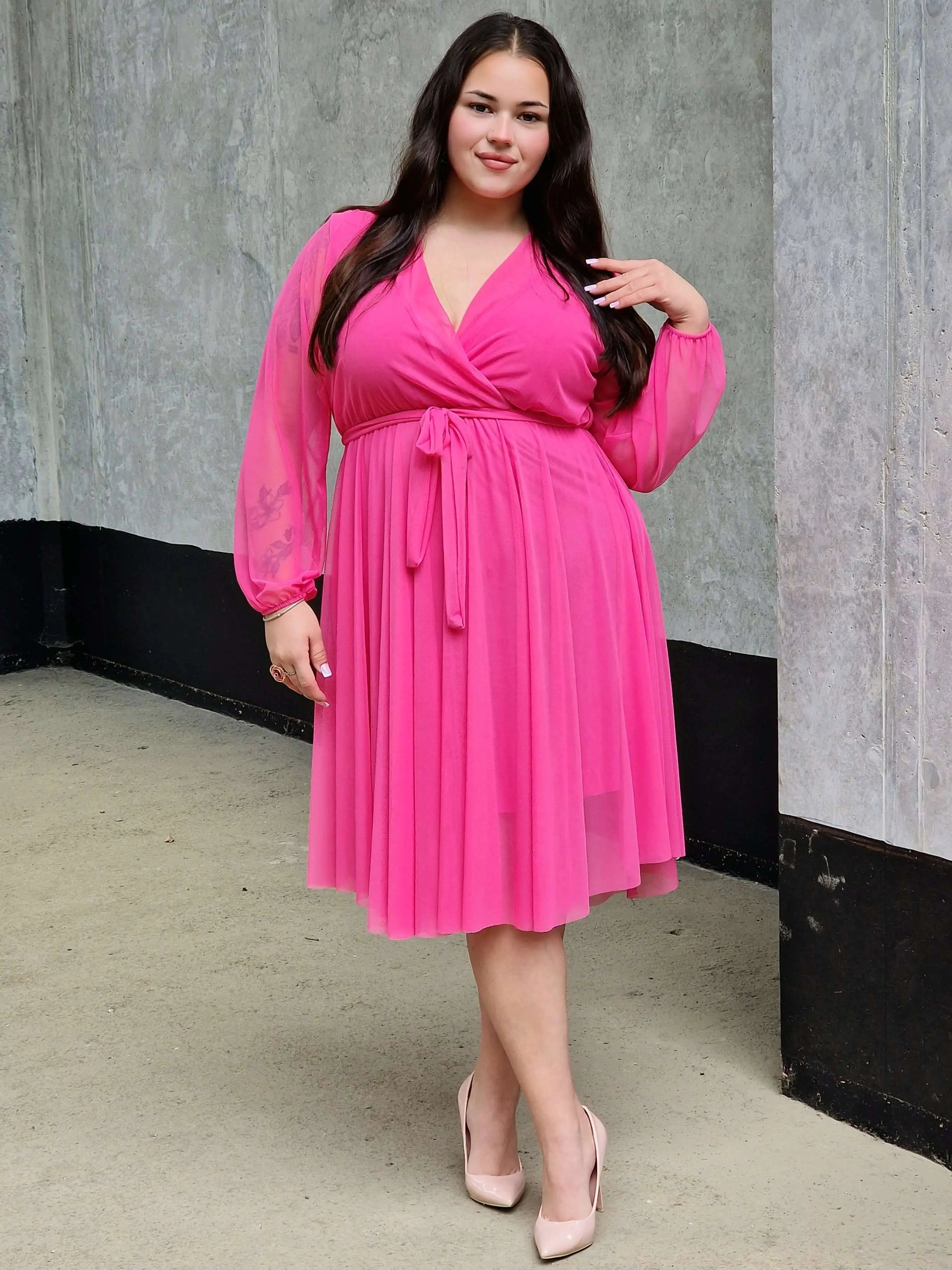 Sukienka z marszczeniem w talii i dekoltem w serek - w wielu kolorach Stylowa XL