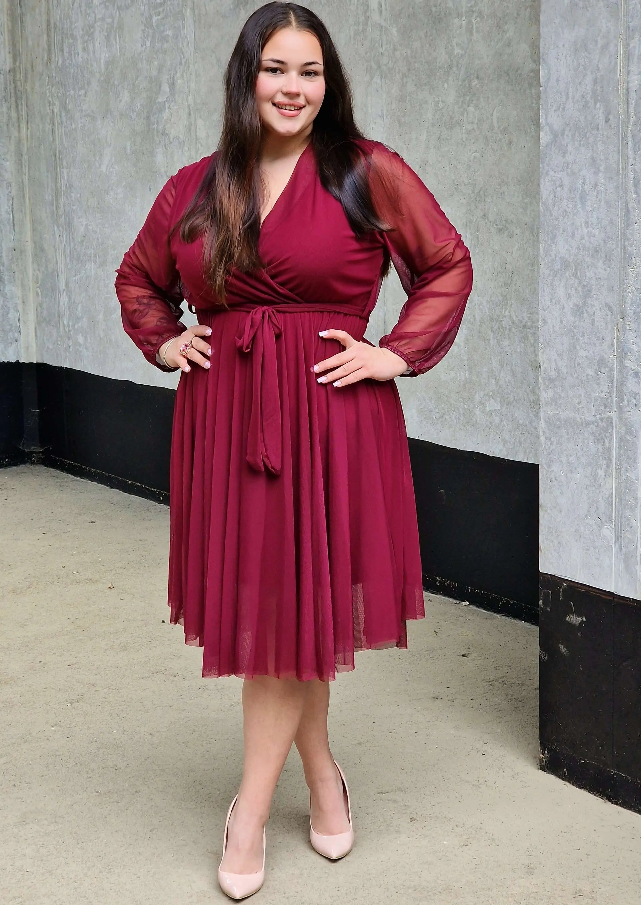 Sukienka z marszczeniem w talii i dekoltem w serek - w wielu kolorach Stylowa XL